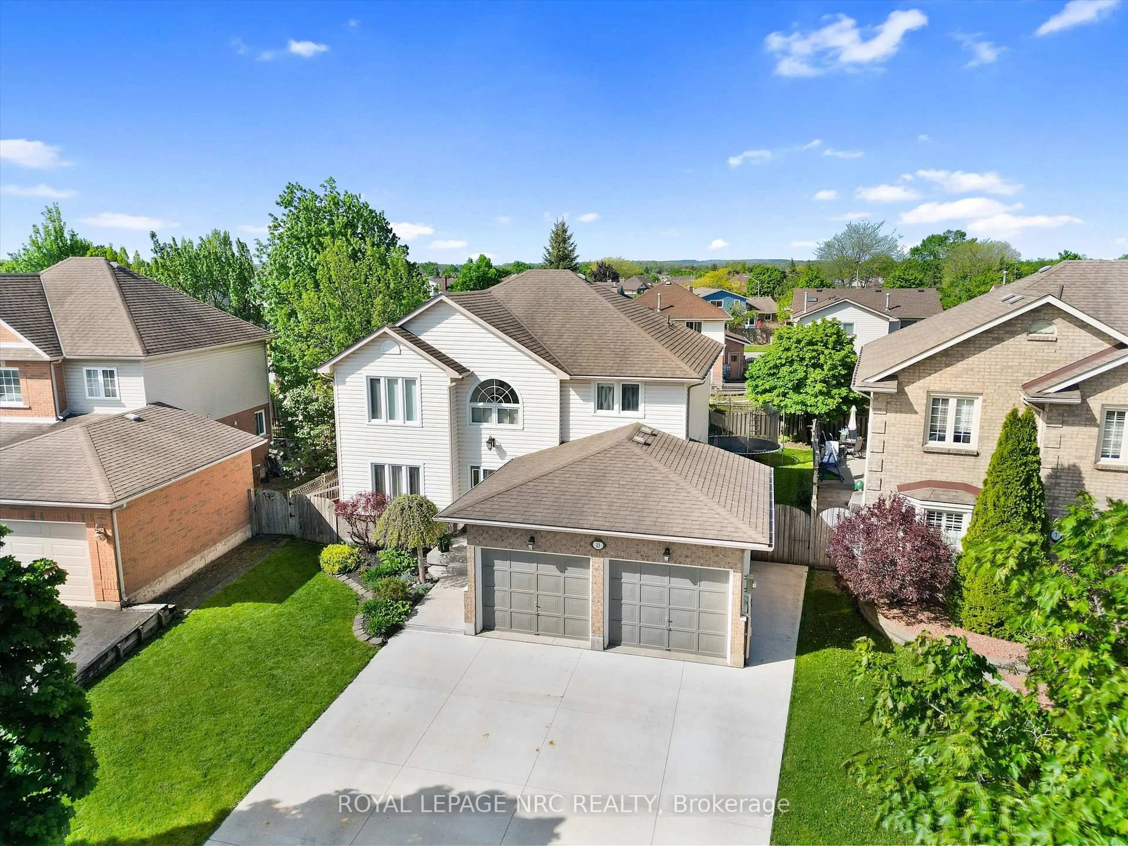 A pic from outside/outdoor area/front of a property/back of a property/a pic from drone, street for 13 Crysler Cres, Thorold Ontario L2V 5A2