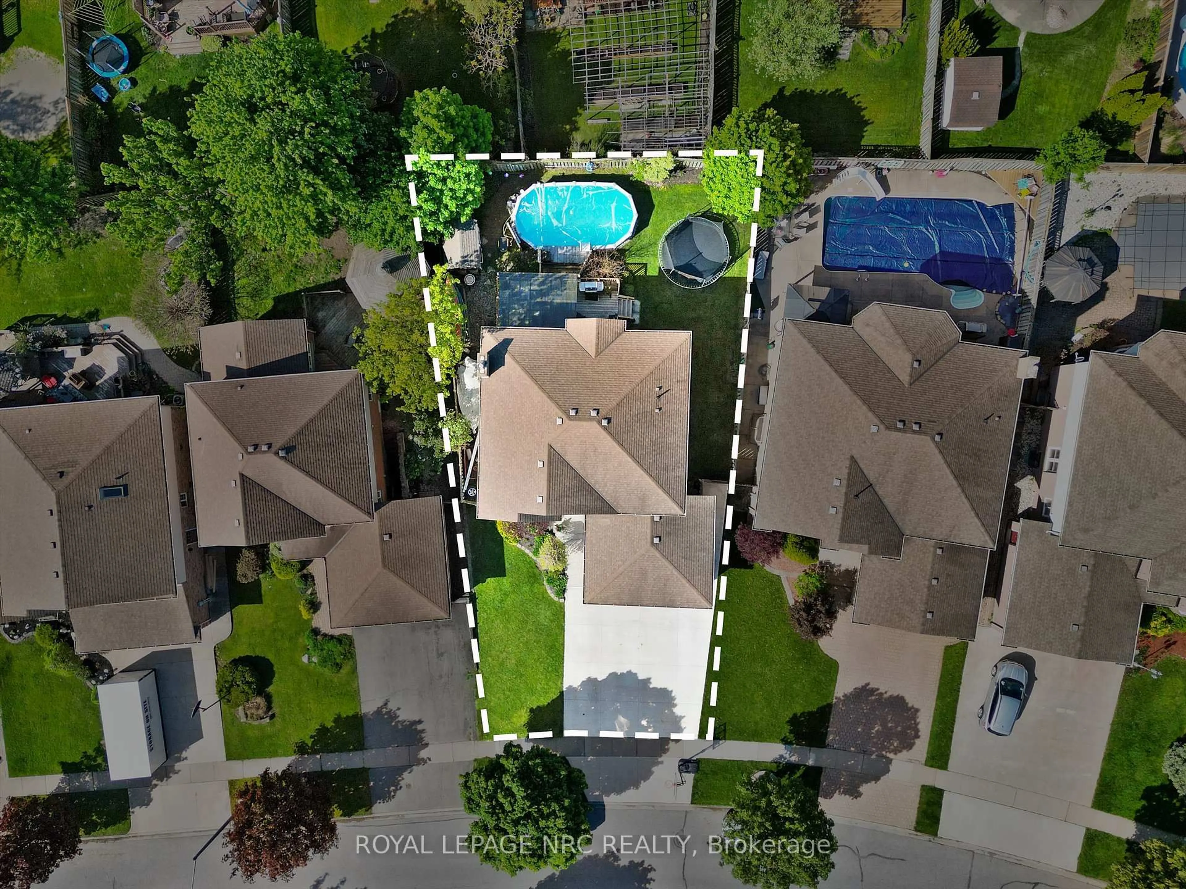 A pic from outside/outdoor area/front of a property/back of a property/a pic from drone, unknown for 13 Crysler Cres, Thorold Ontario L2V 5A2