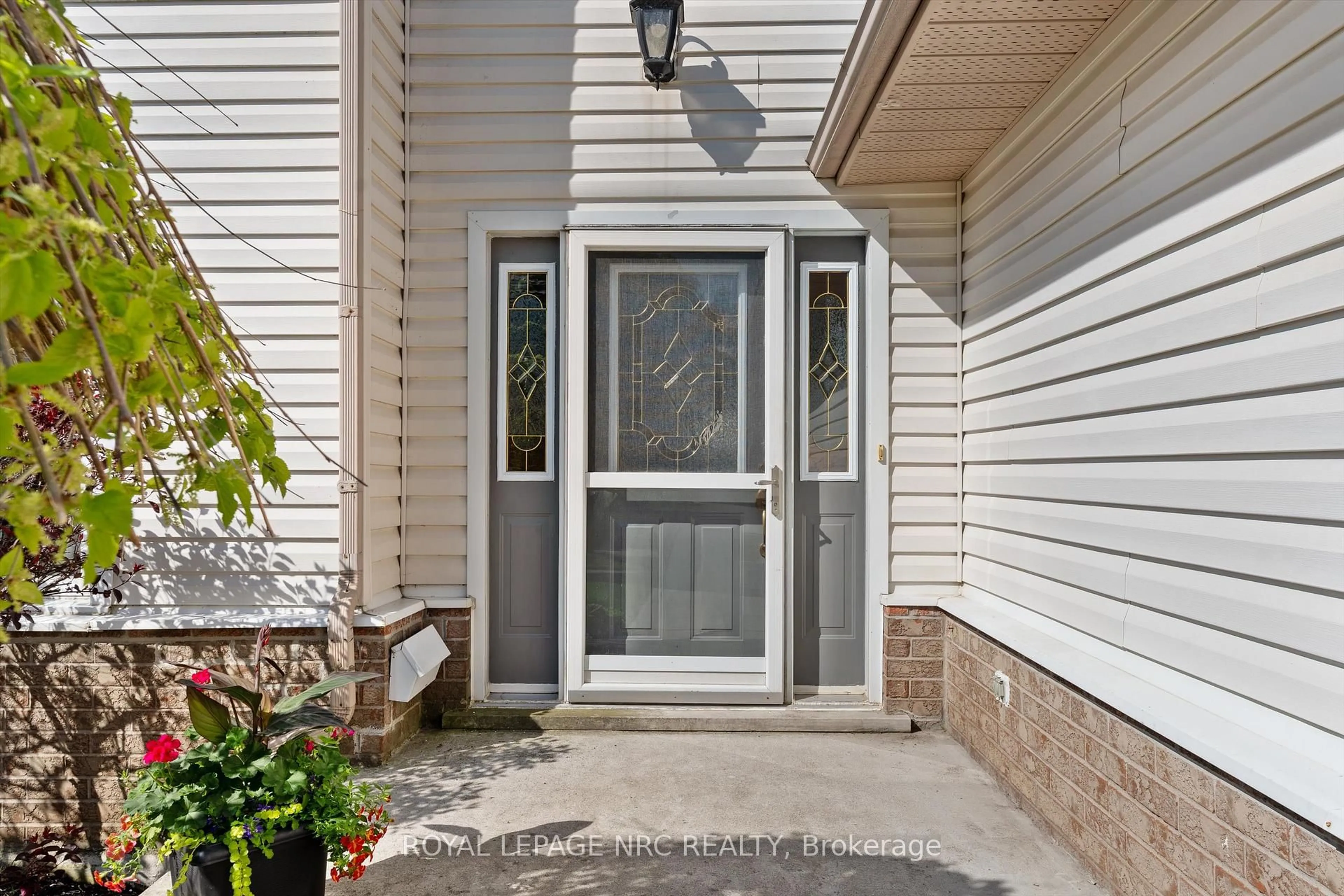 Indoor entryway for 13 Crysler Cres, Thorold Ontario L2V 5A2