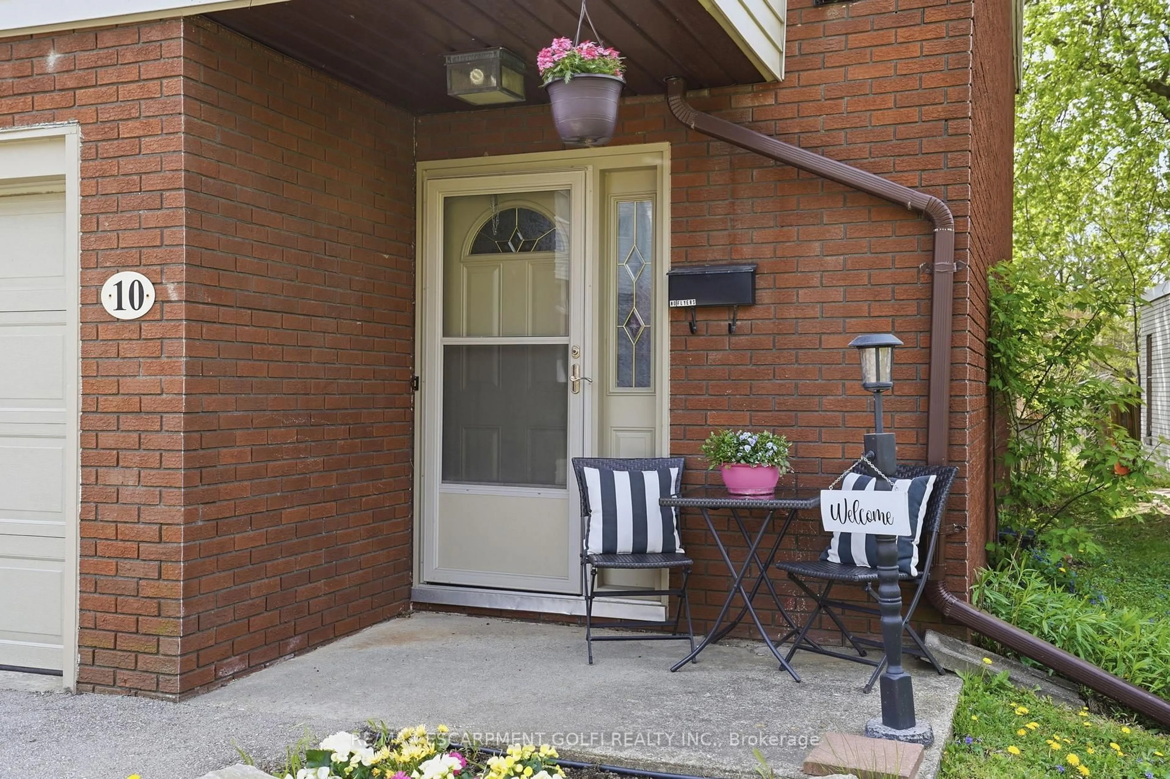Indoor entryway for 23 Watsons Lane #10, Hamilton Ontario L9H 5G8