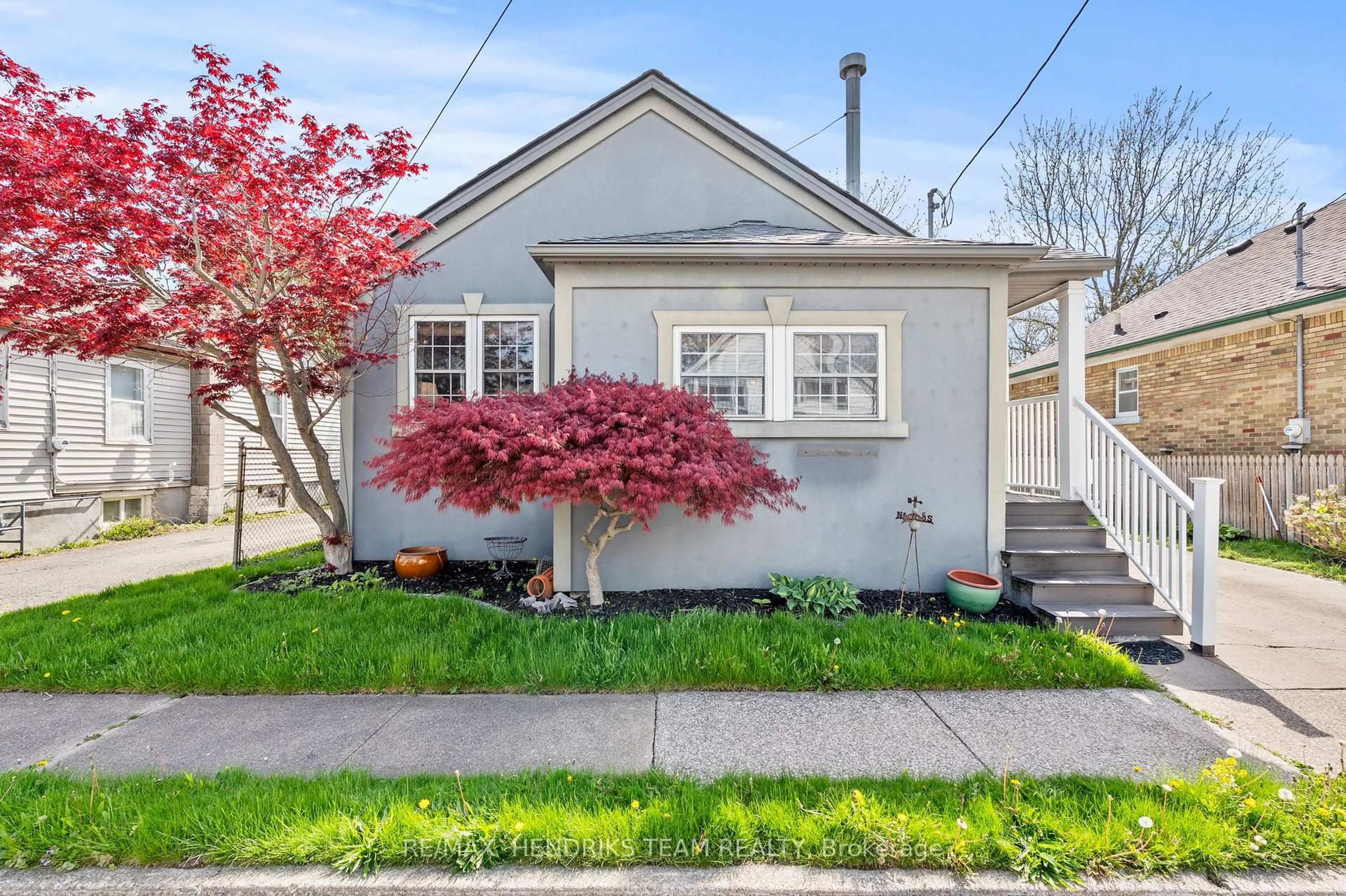 Home with vinyl exterior material, street for 10 Peachdale Ave, St. Catharines Ontario L2M 5M3