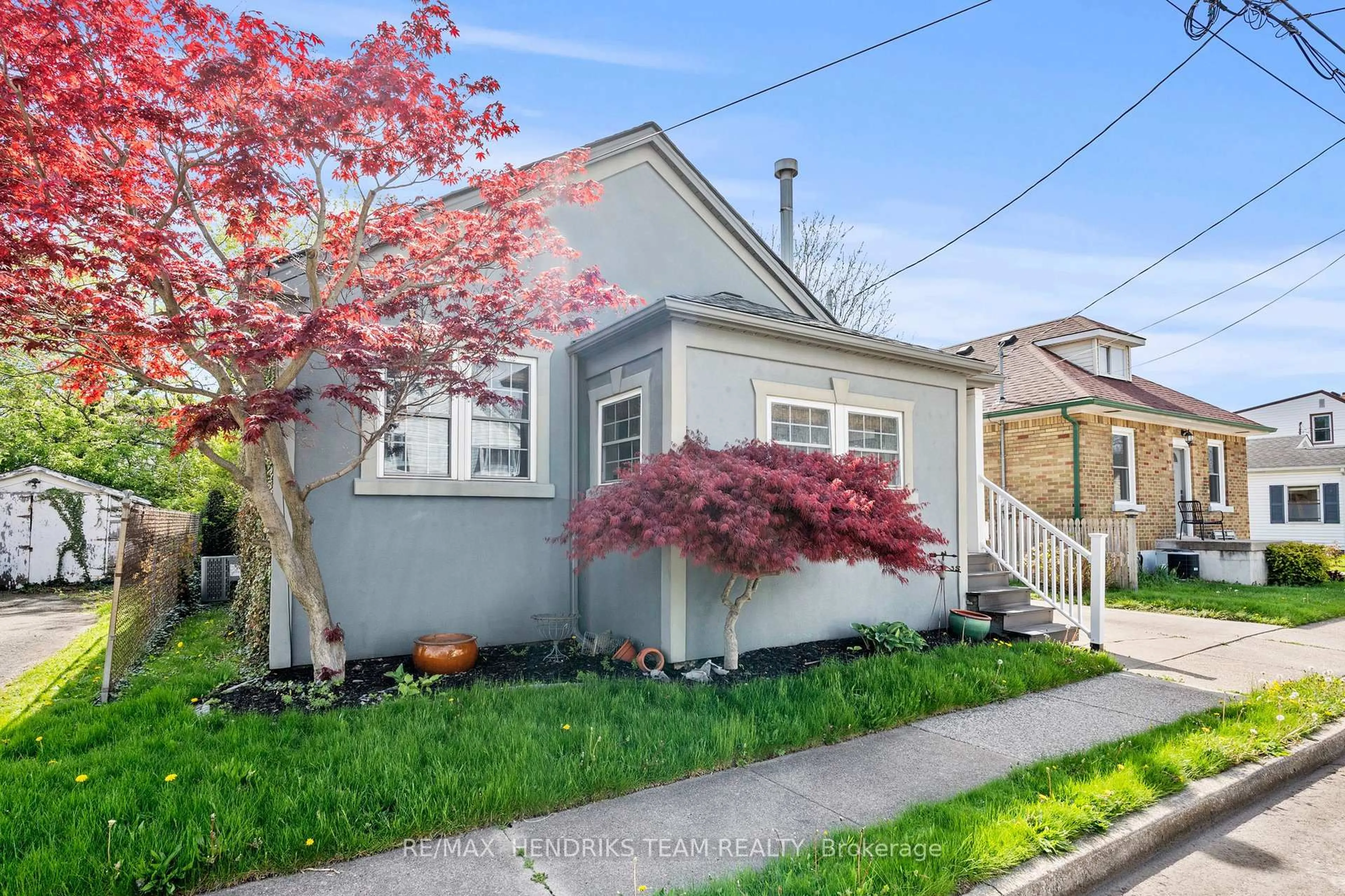 Home with vinyl exterior material, street for 10 Peachdale Ave, St. Catharines Ontario L2M 5M3
