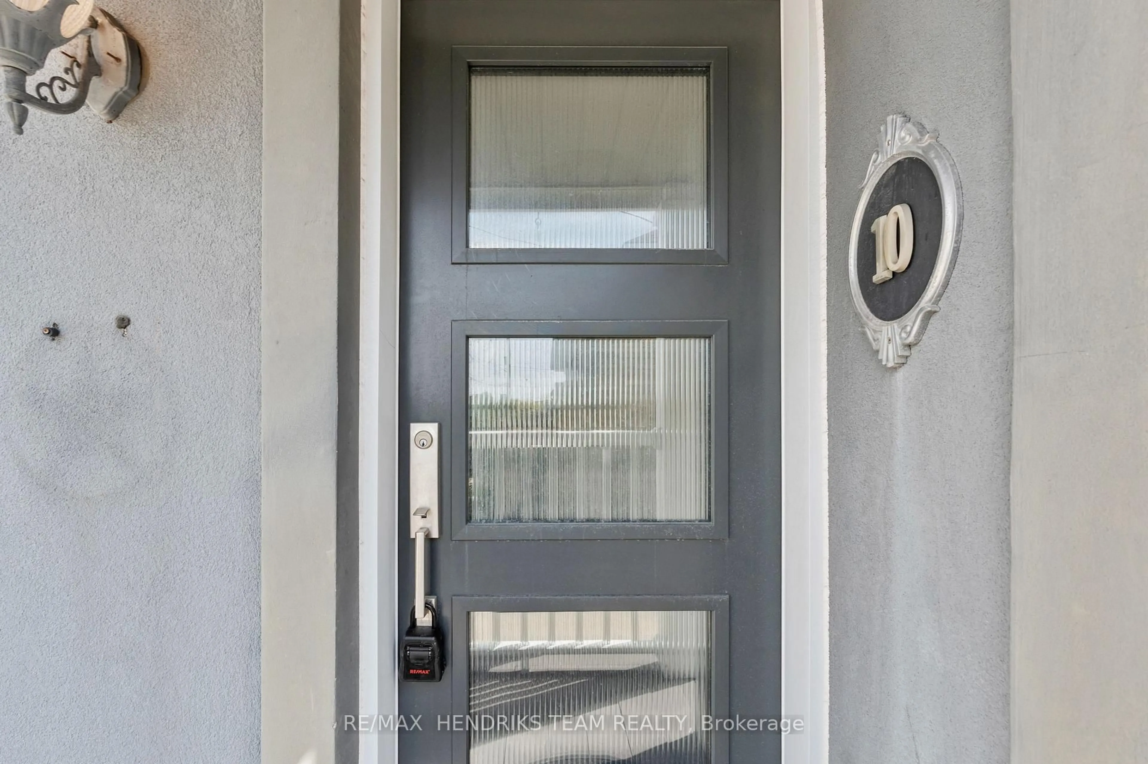 Indoor entryway for 10 Peachdale Ave, St. Catharines Ontario L2M 5M3