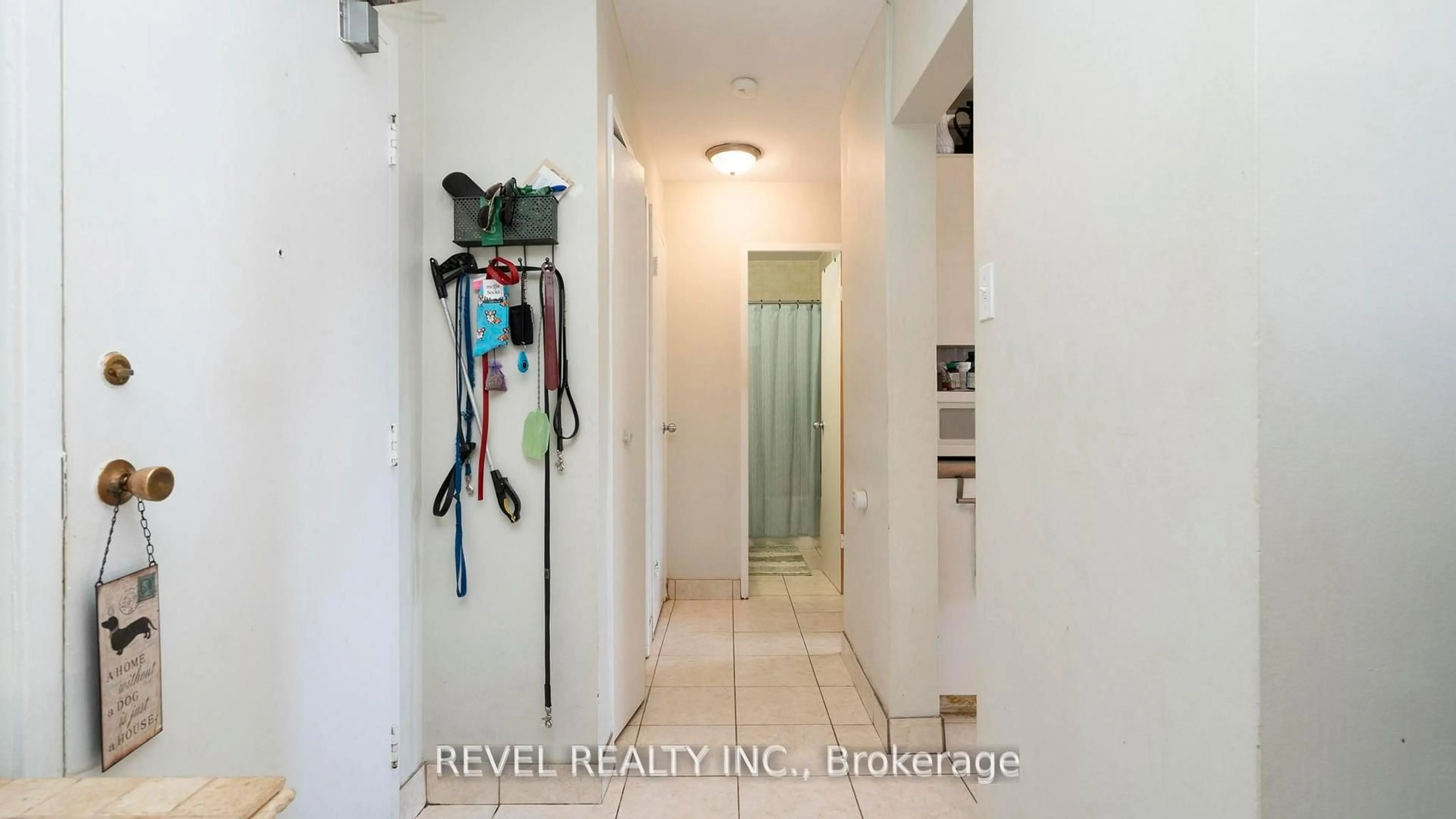 Indoor foyer for 752 Kipps Lane #809, London East Ontario N5Y 4V4