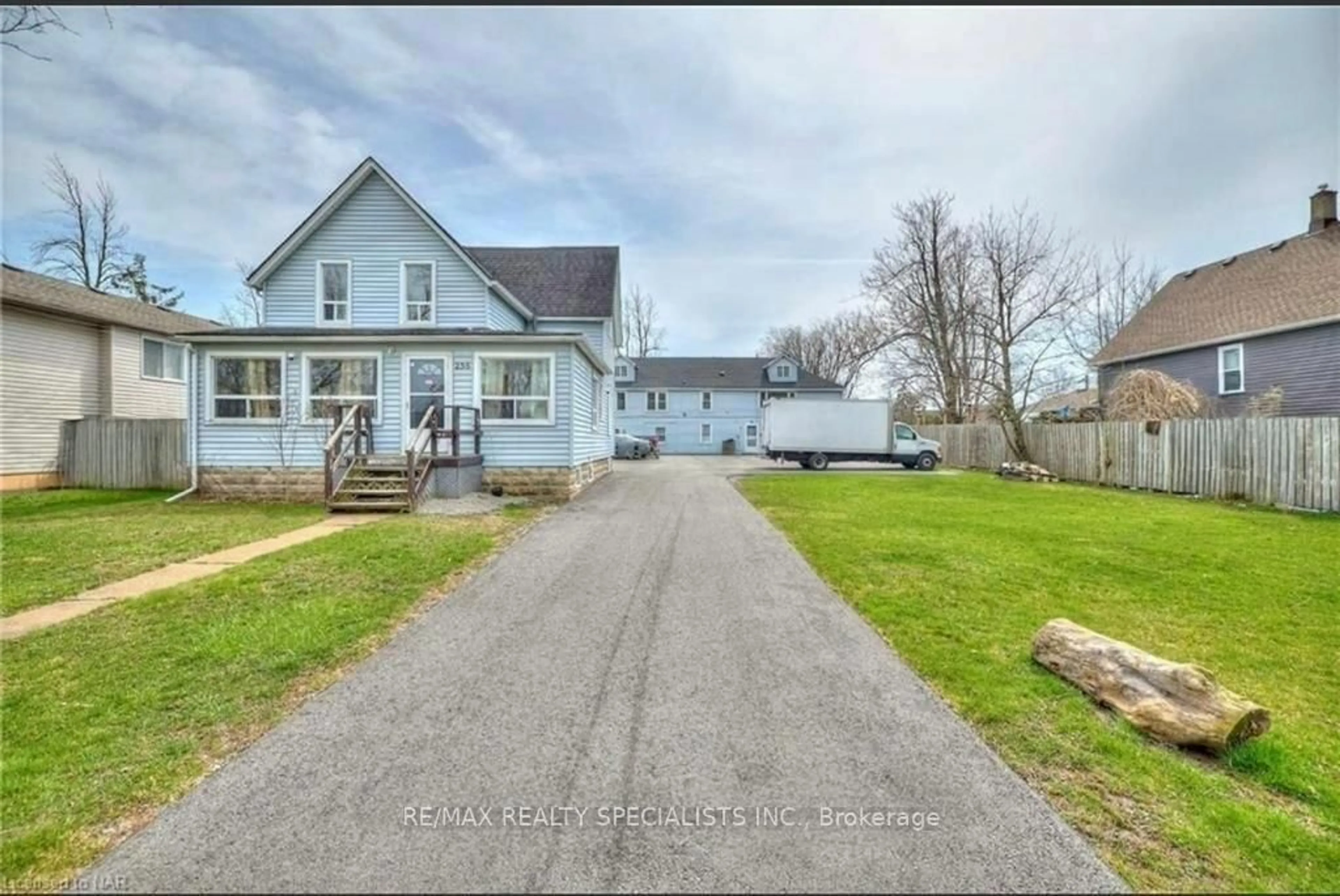 A pic from outside/outdoor area/front of a property/back of a property/a pic from drone, street for 258 Henrietta St, Fort Erie Ontario L2A 2K7