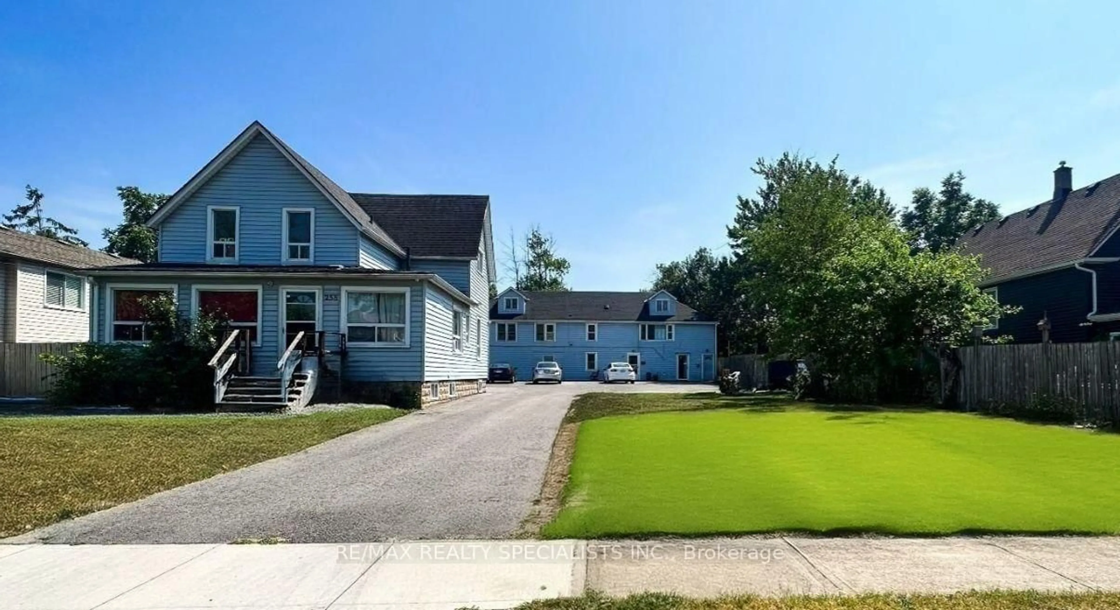 A pic from outside/outdoor area/front of a property/back of a property/a pic from drone, street for 258 Henrietta St, Fort Erie Ontario L2A 2K7