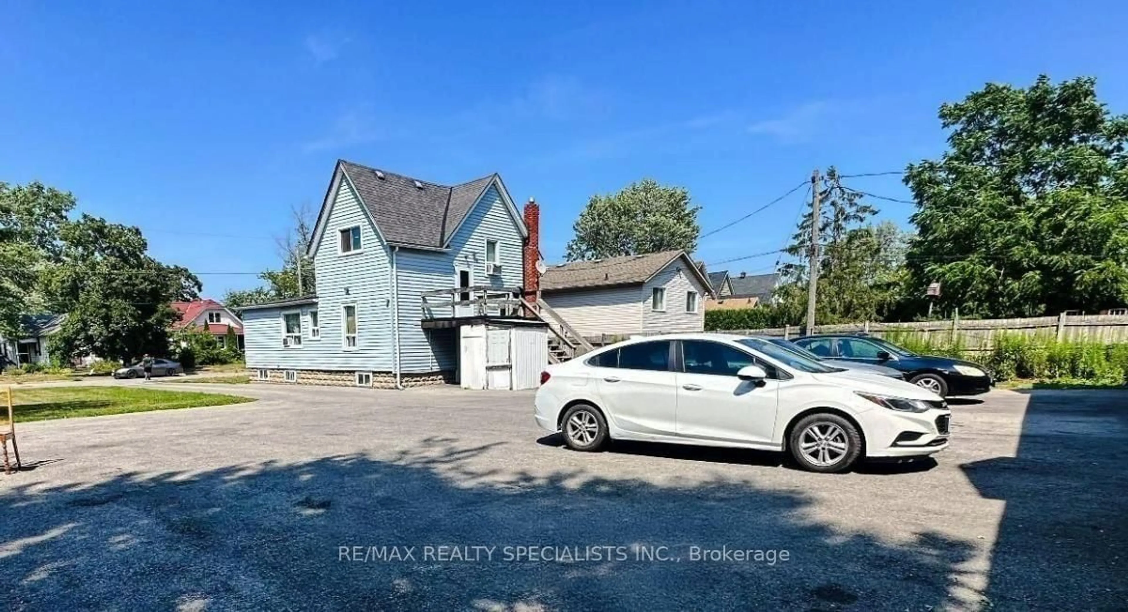A pic from outside/outdoor area/front of a property/back of a property/a pic from drone, street for 258 Henrietta St, Fort Erie Ontario L2A 2K7