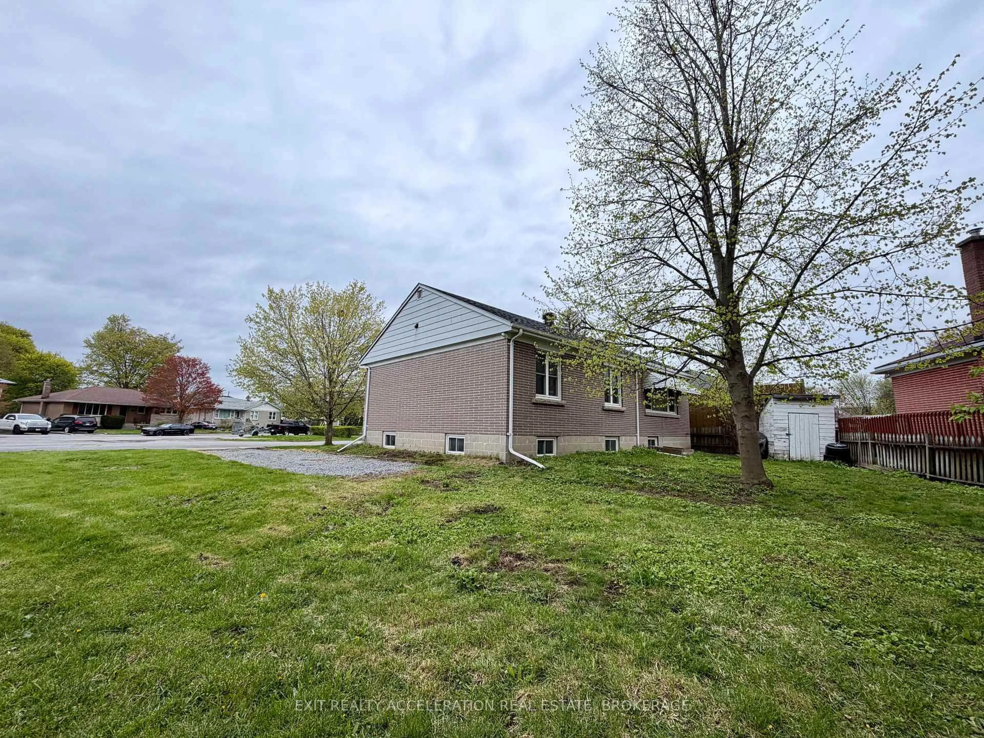 A pic from outside/outdoor area/front of a property/back of a property/a pic from drone, street for 54 Greenlawn Ave, Belleville Ontario K8N 4B5