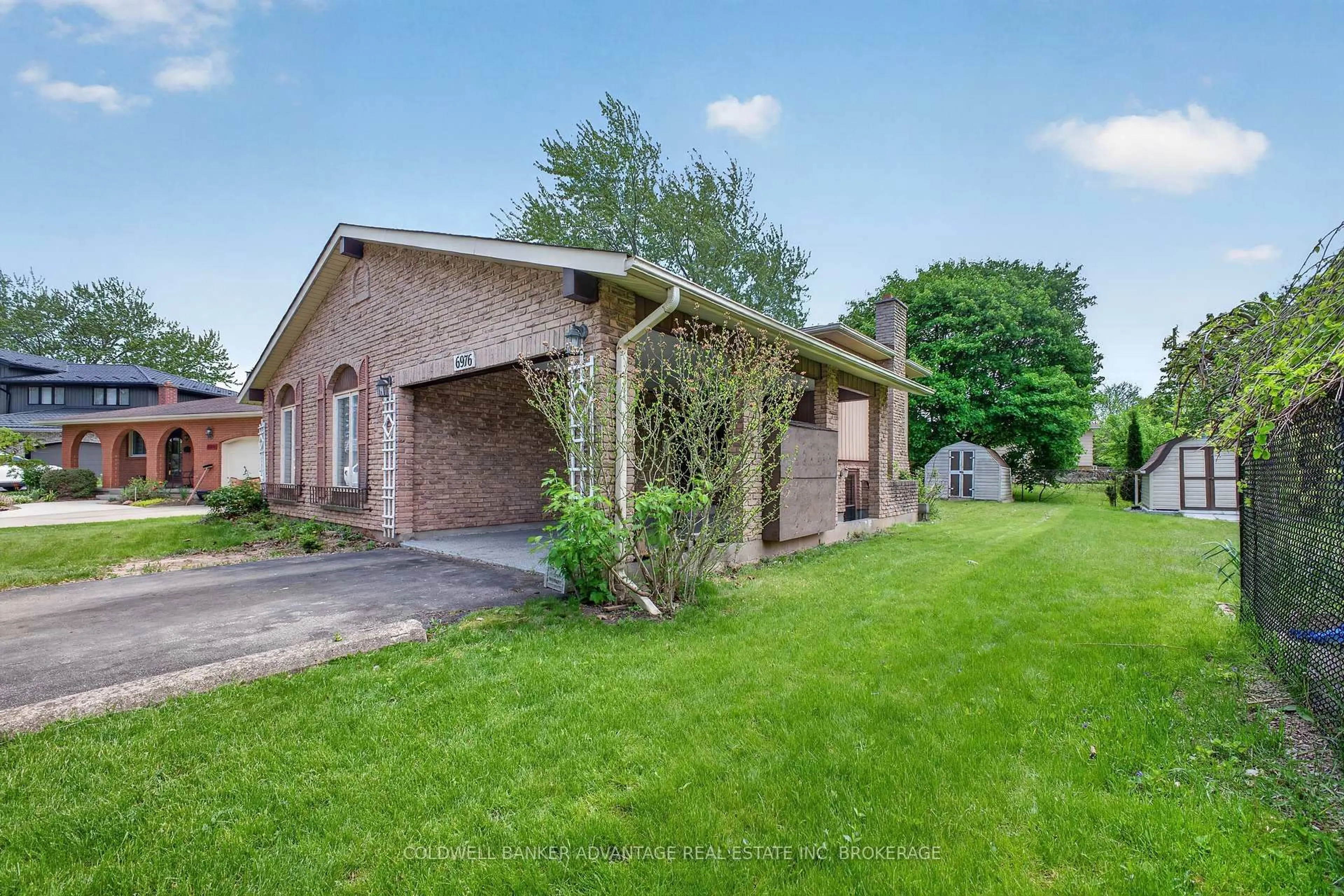 A pic from outside/outdoor area/front of a property/back of a property/a pic from drone, street for 6976 ABBEY Circ, Niagara Falls Ontario L2J 3N4