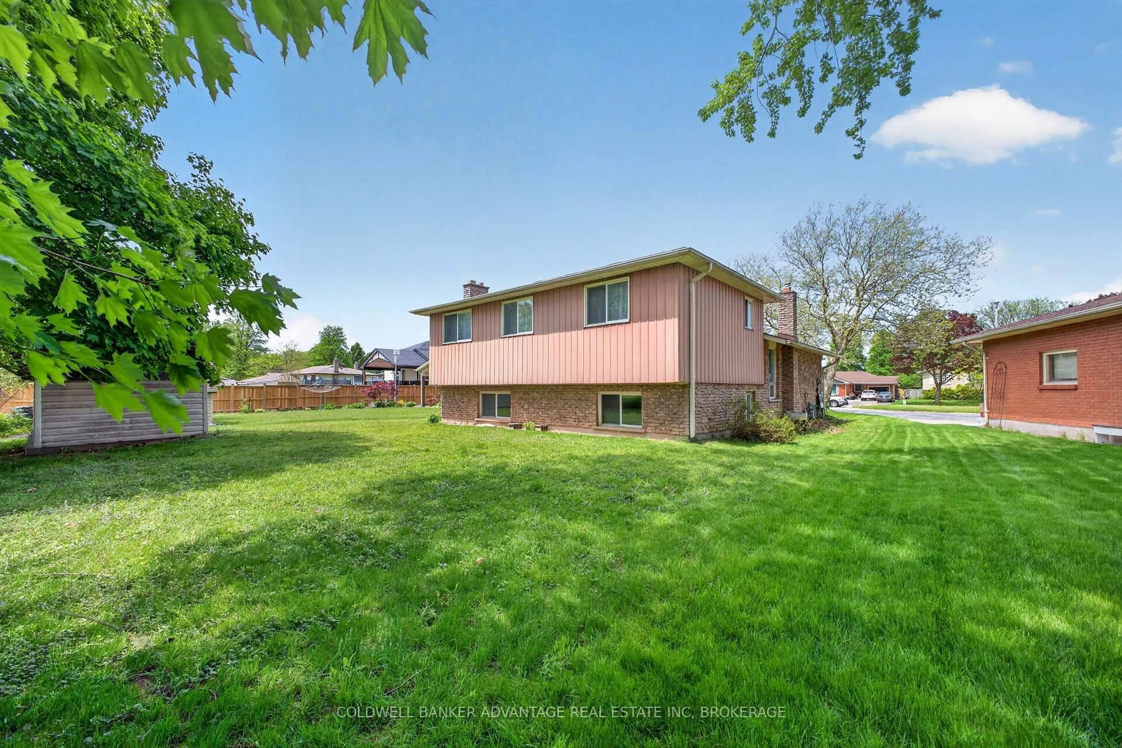 A pic from outside/outdoor area/front of a property/back of a property/a pic from drone, unknown for 6976 ABBEY Circ, Niagara Falls Ontario L2J 3N4
