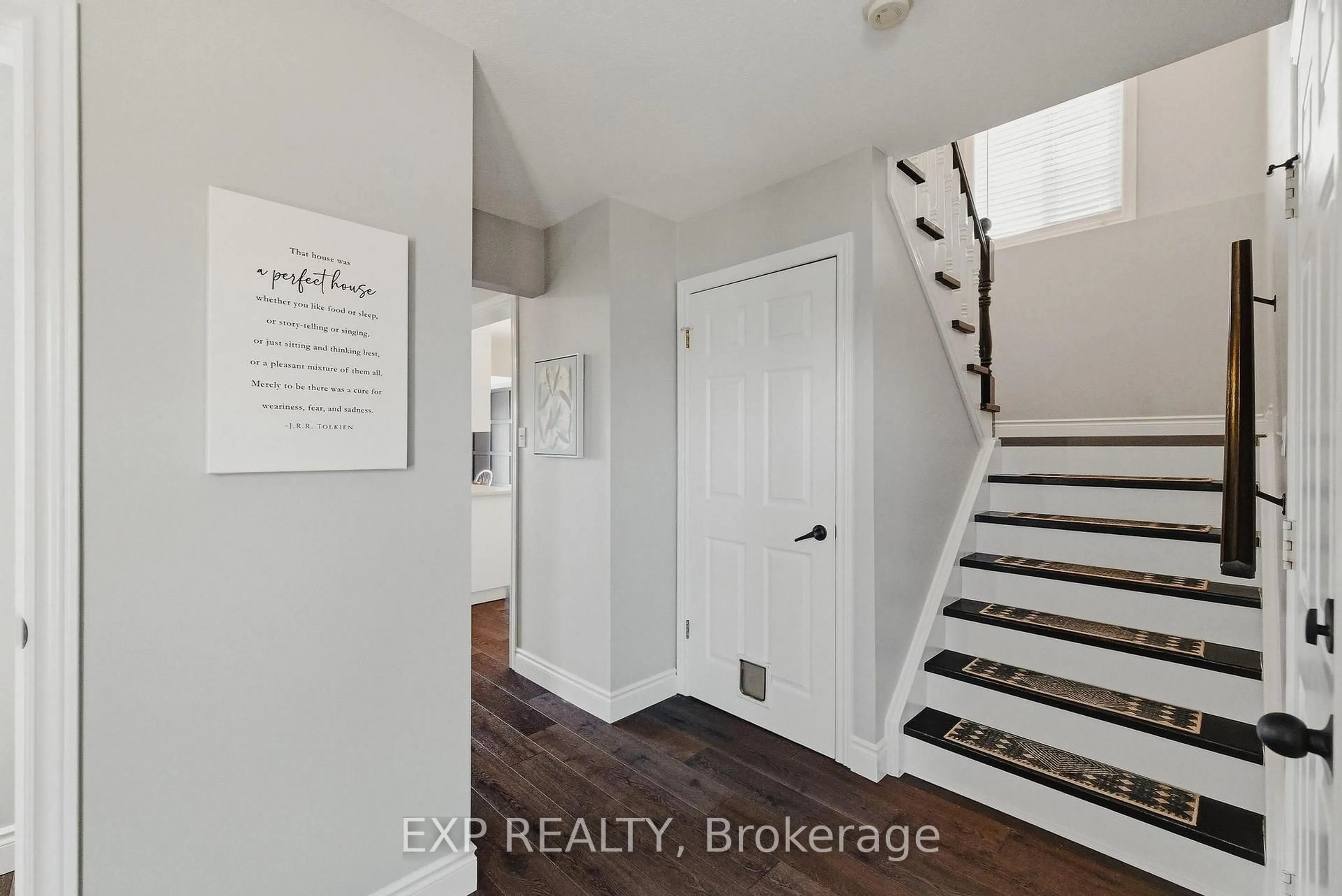 Indoor entryway for 113 Hollyridge Cres, Kitchener Ontario N2N 3N5