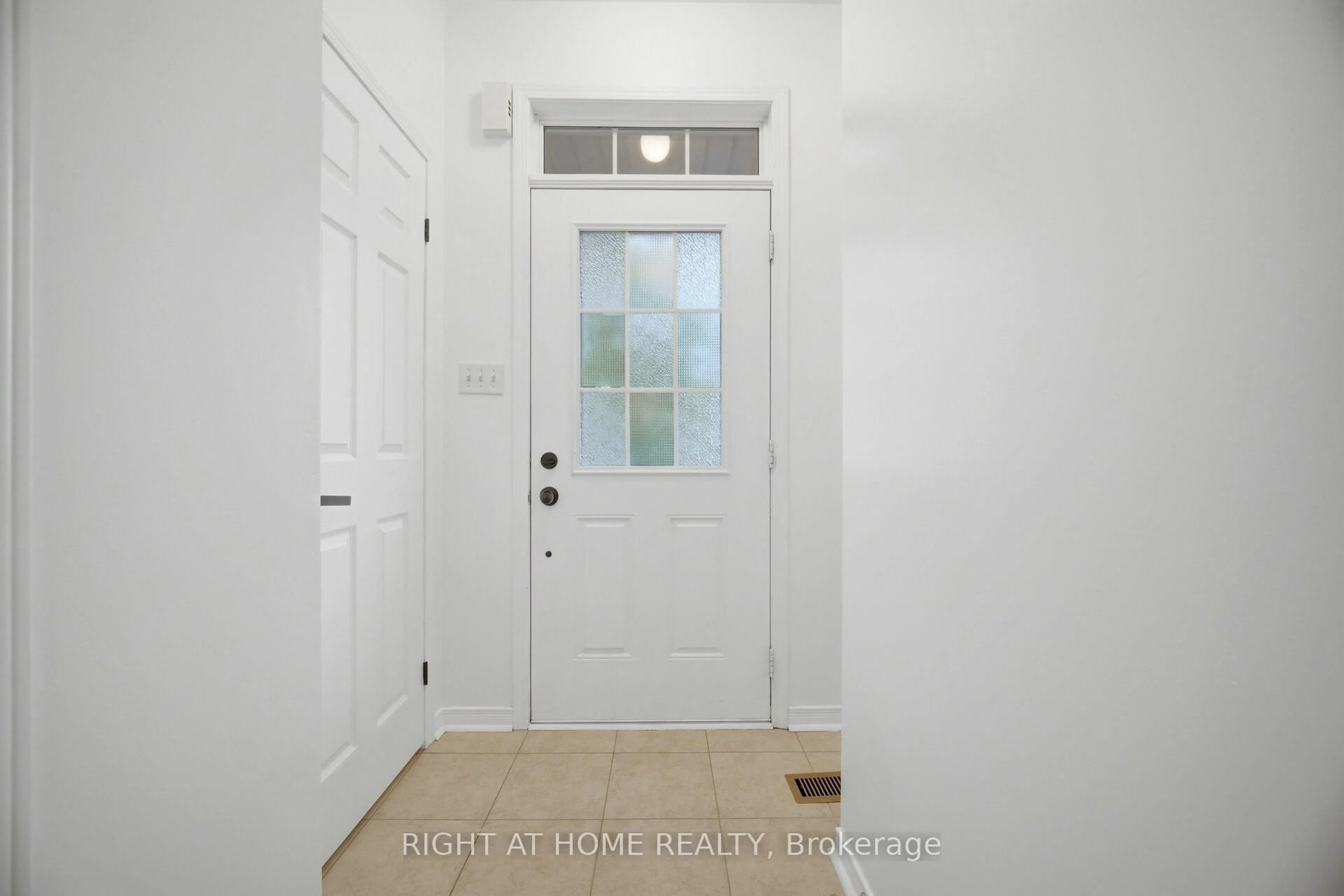 Indoor entryway for 110 Highland Rd #20, Kitchener Ontario N2M 3S1