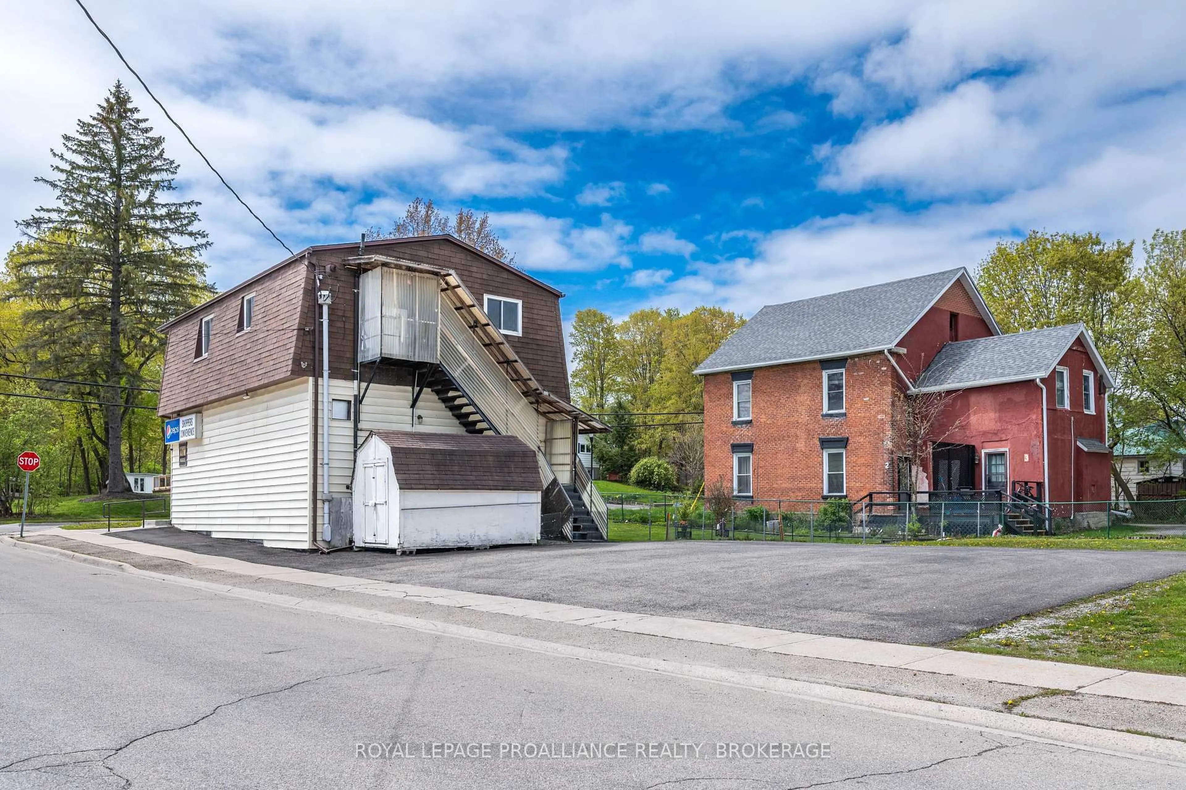A pic from outside/outdoor area/front of a property/back of a property/a pic from drone, street for 400 King St, Gananoque Ontario K7G 2G9