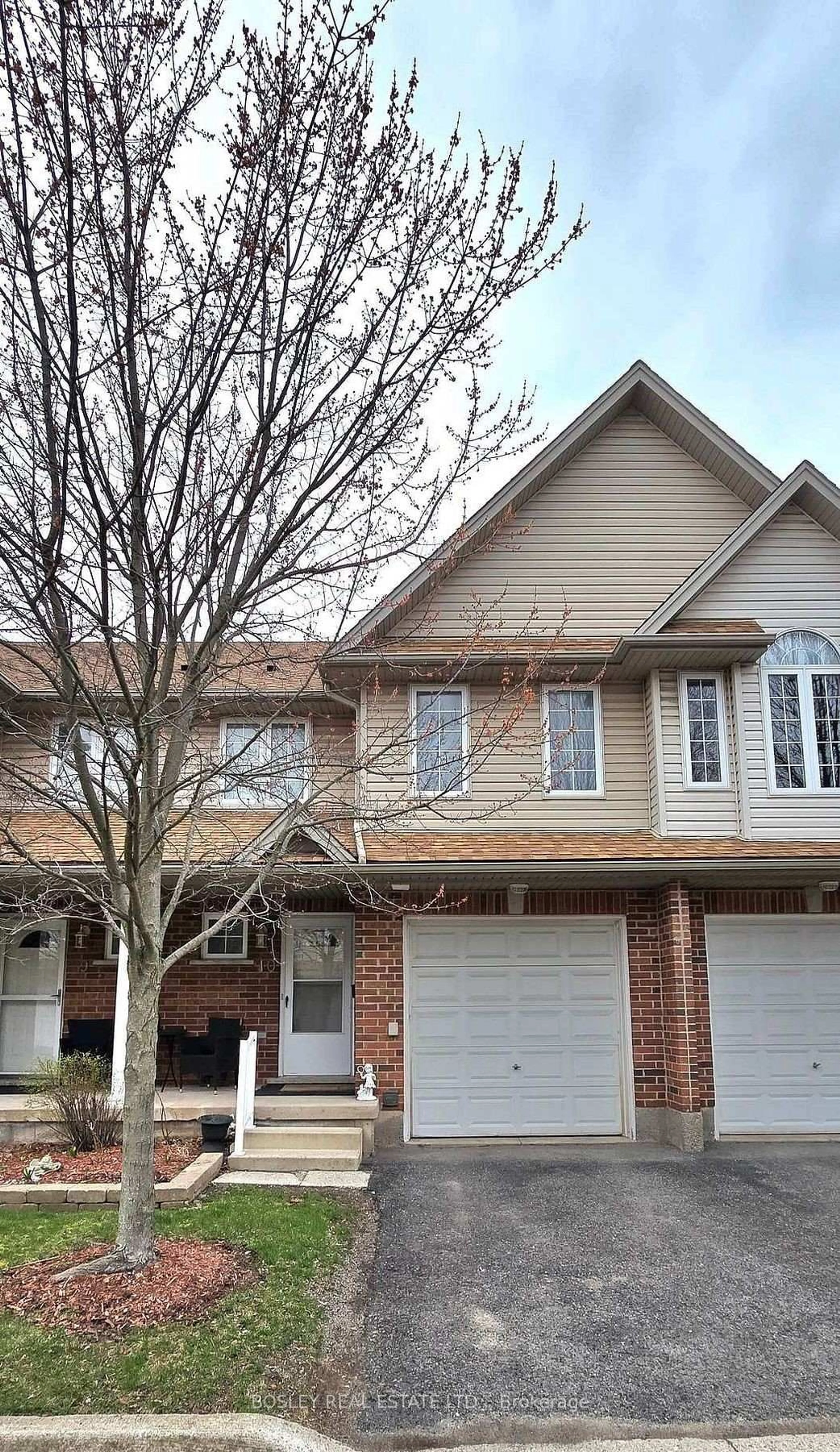 Home with brick exterior material, street for 6263 Valley Way #10, Niagara Falls Ontario L2E 0A1