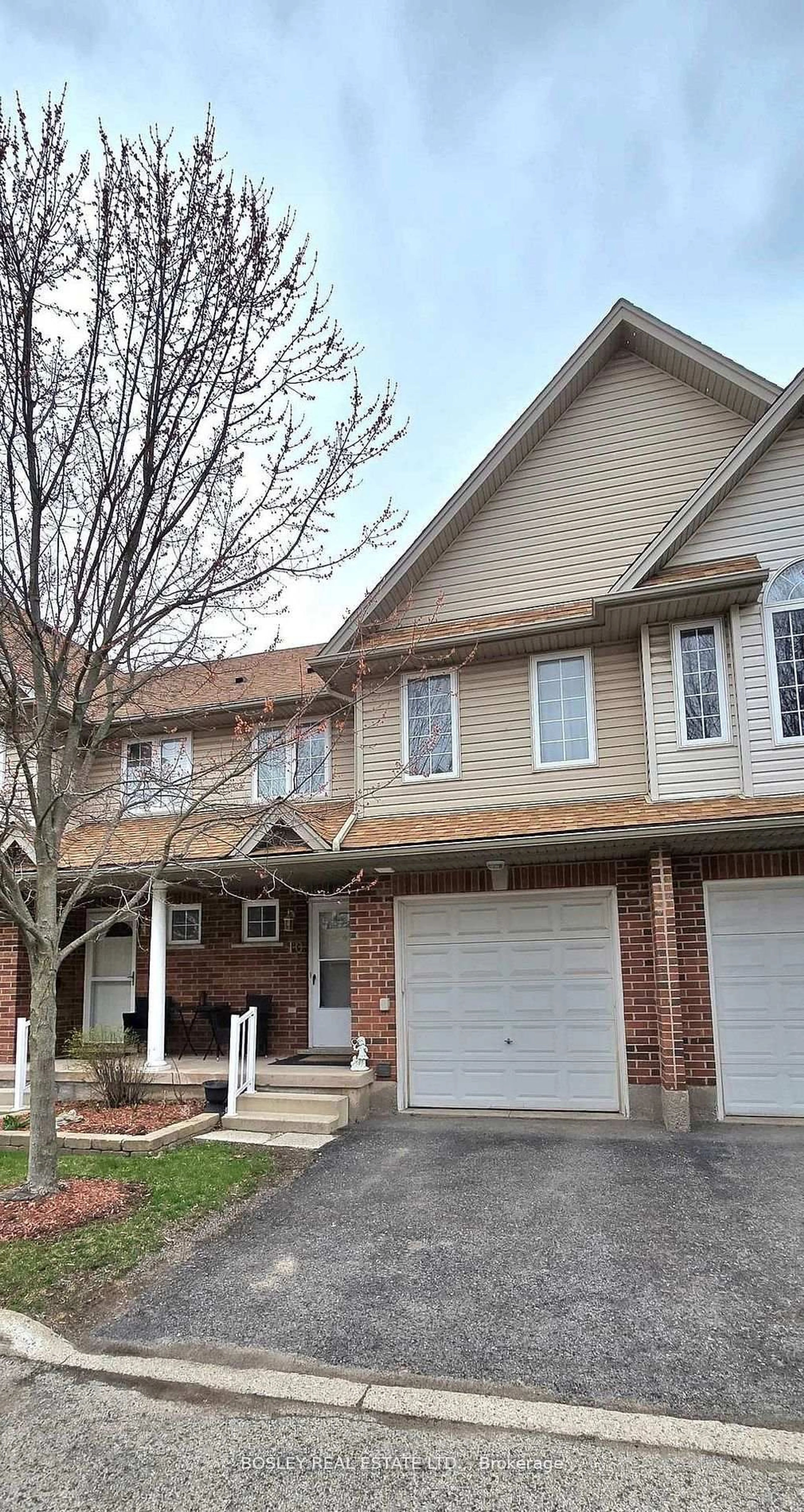 Home with brick exterior material, street for 6263 Valley Way #10, Niagara Falls Ontario L2E 0A1