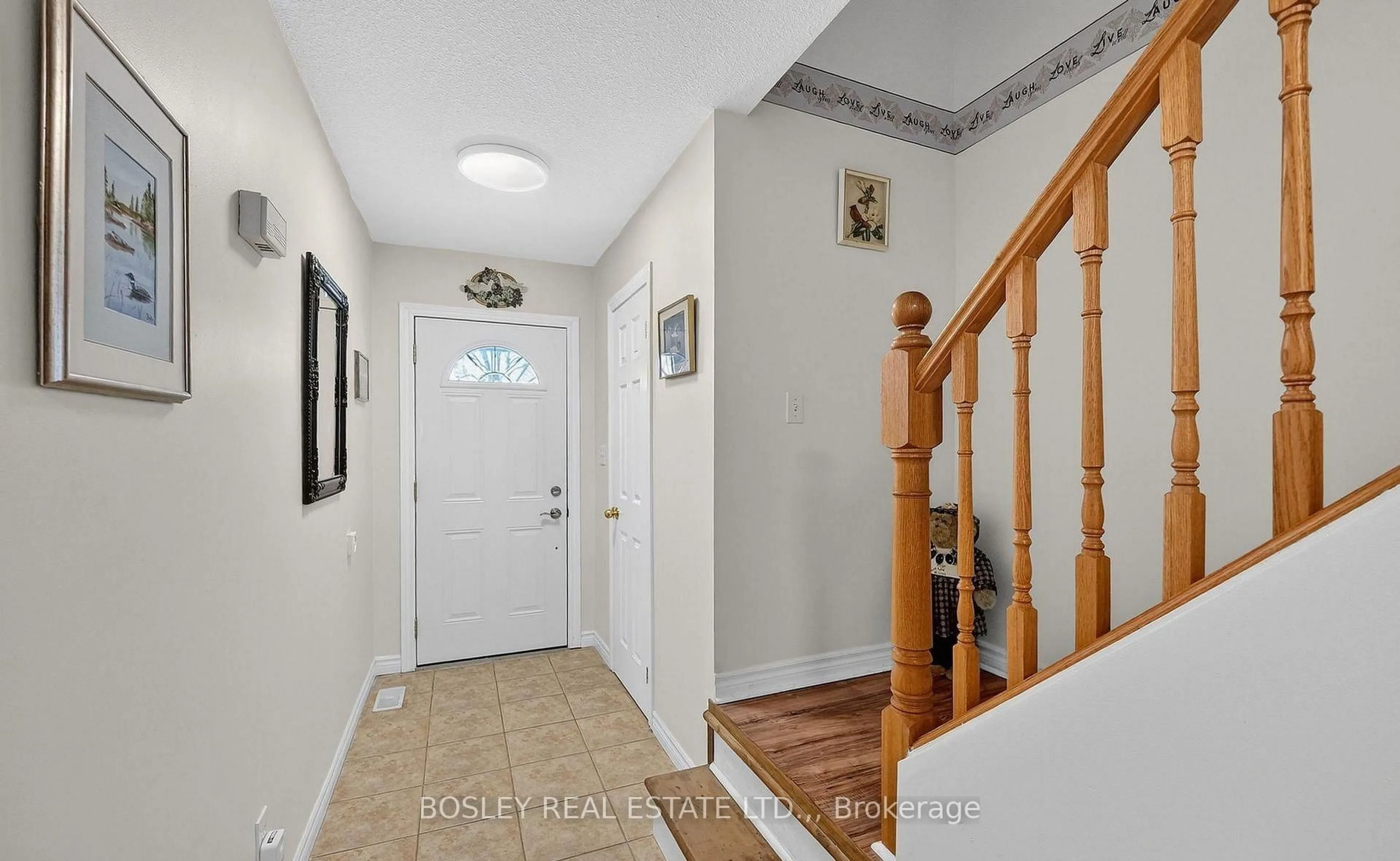 Indoor entryway for 6263 Valley Way #10, Niagara Falls Ontario L2E 0A1
