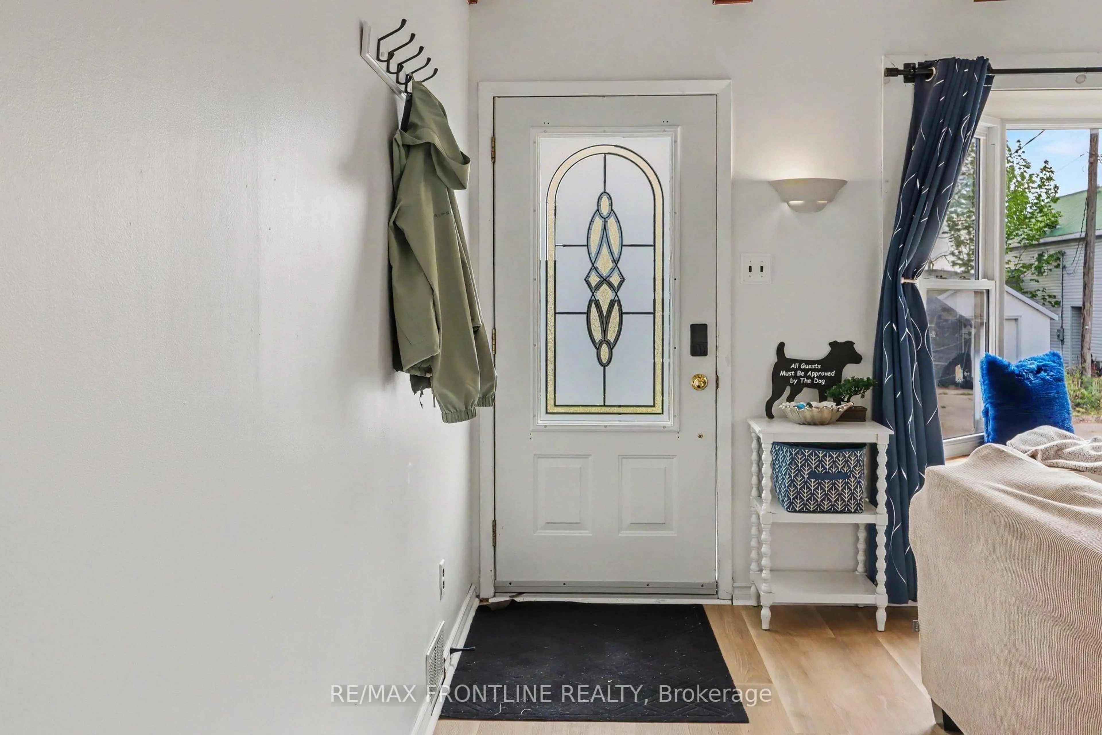 Indoor entryway for 12 Fifth St, Smiths Falls Ontario K7A 3K1
