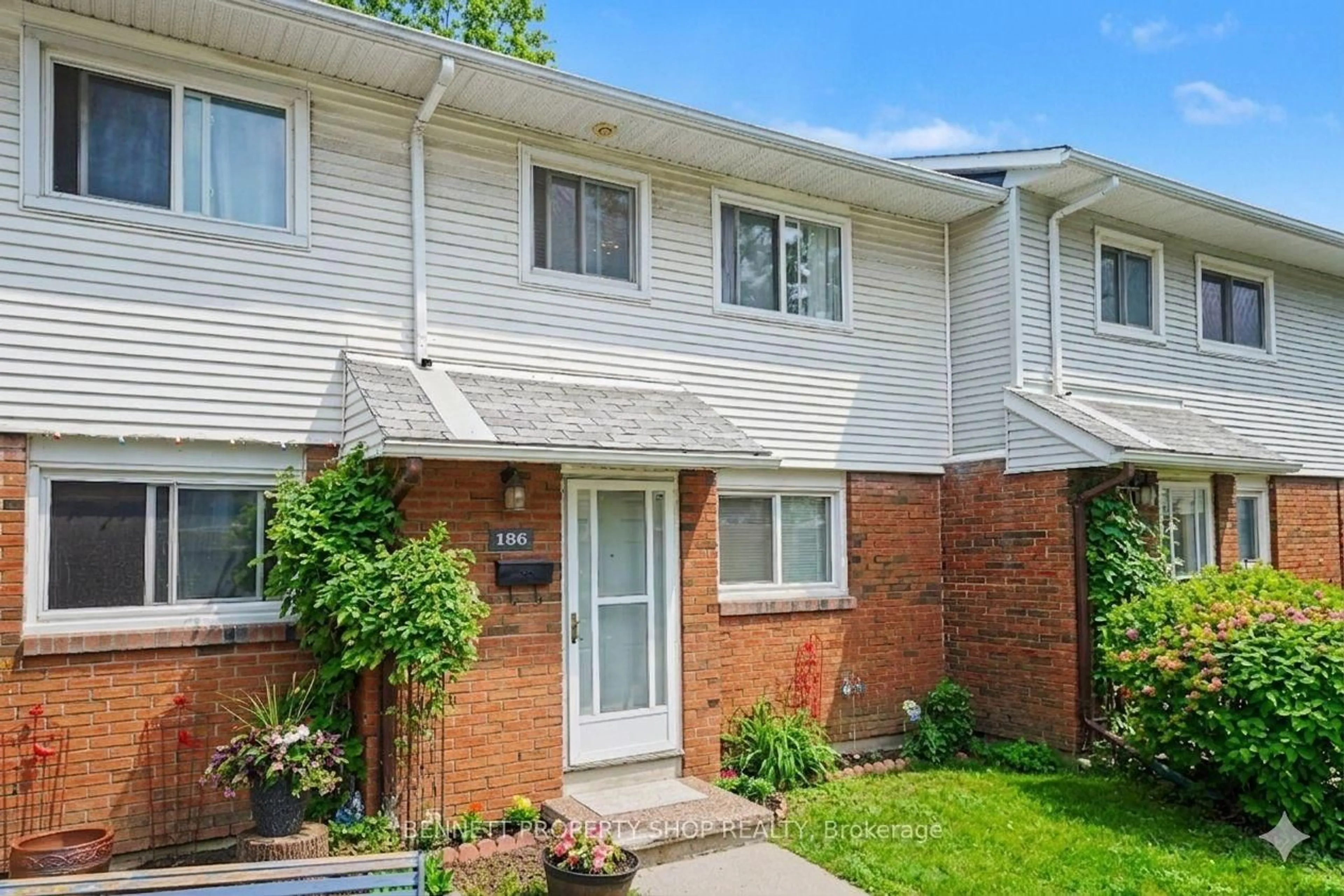 Home with brick exterior material, street for 1045 Morrison Dr #186, Ottawa Ontario K2H 7L2
