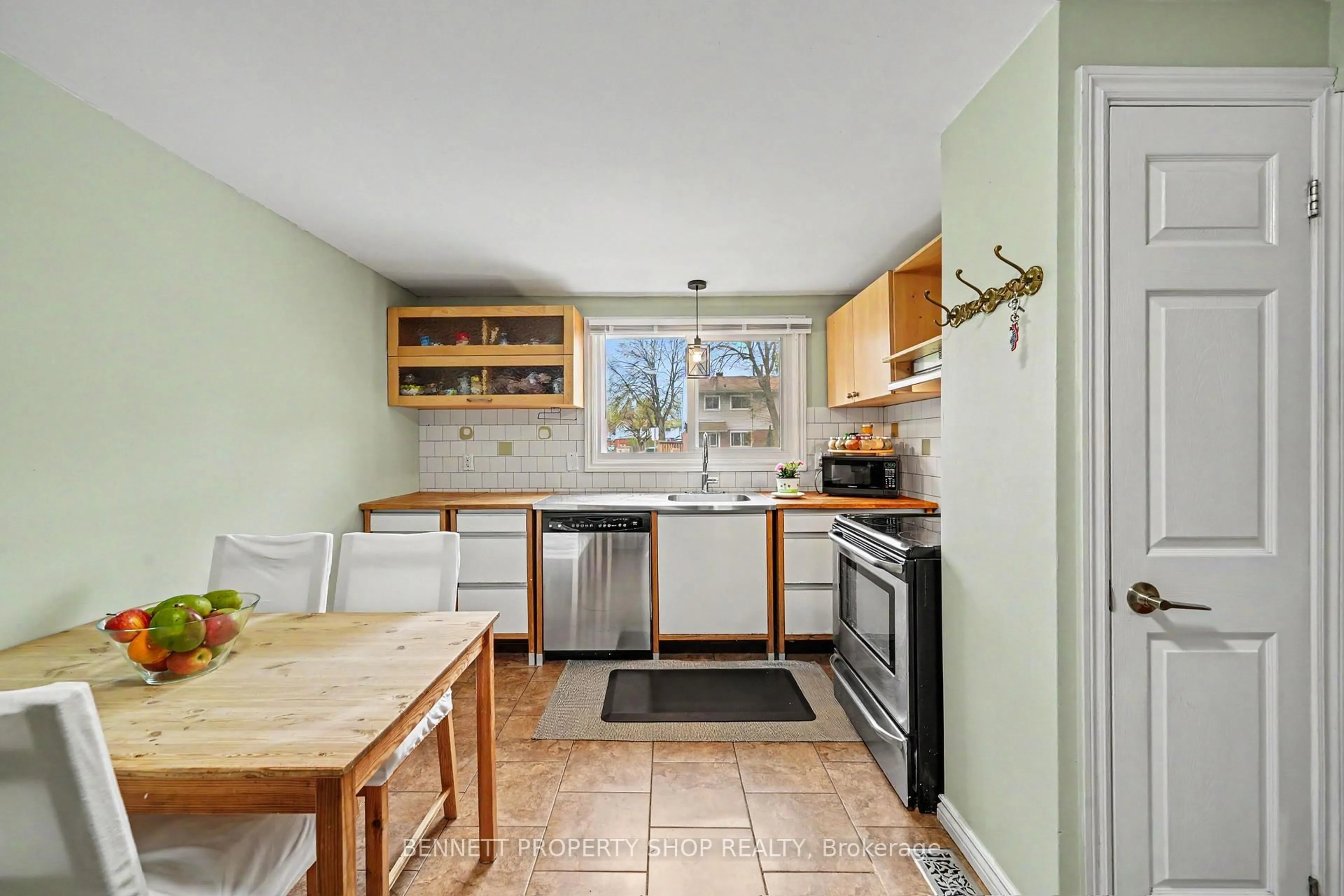 Standard kitchen, ceramic/tile floor for 1045 Morrison Dr #186, Ottawa Ontario K2H 7L2