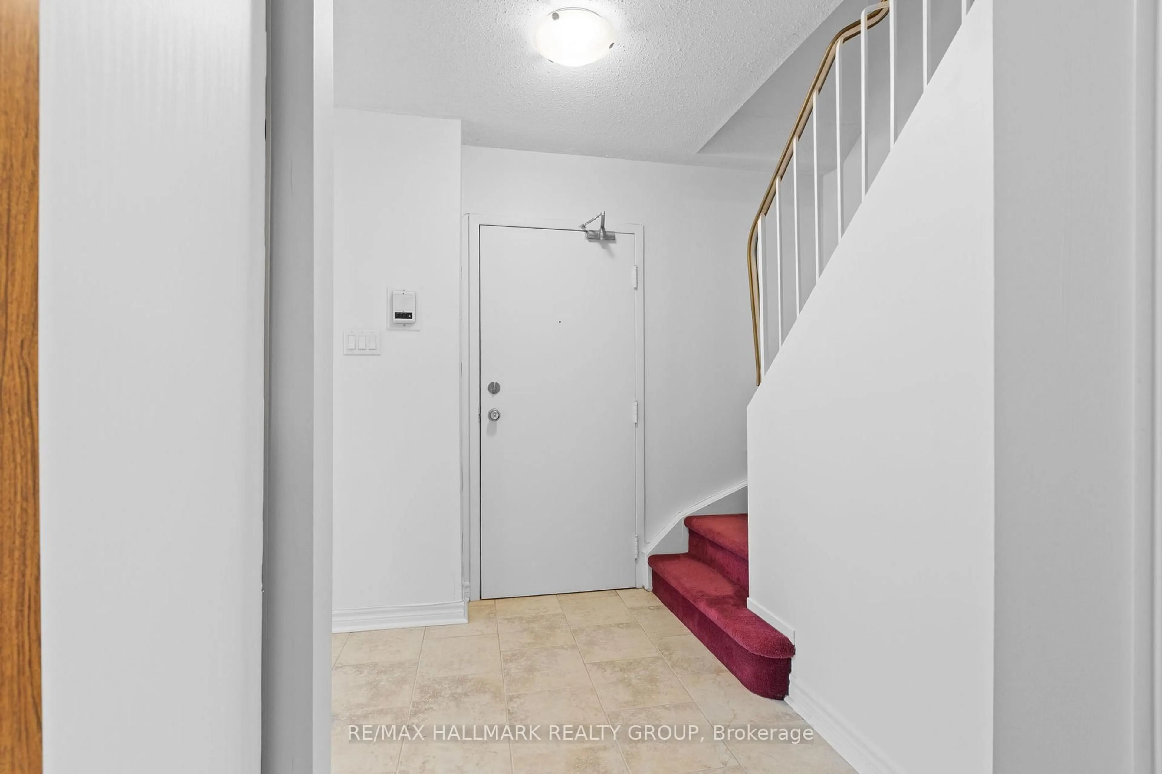 Indoor entryway for 520 Fenerty Crt #8, Ottawa Ontario K2L 3B1