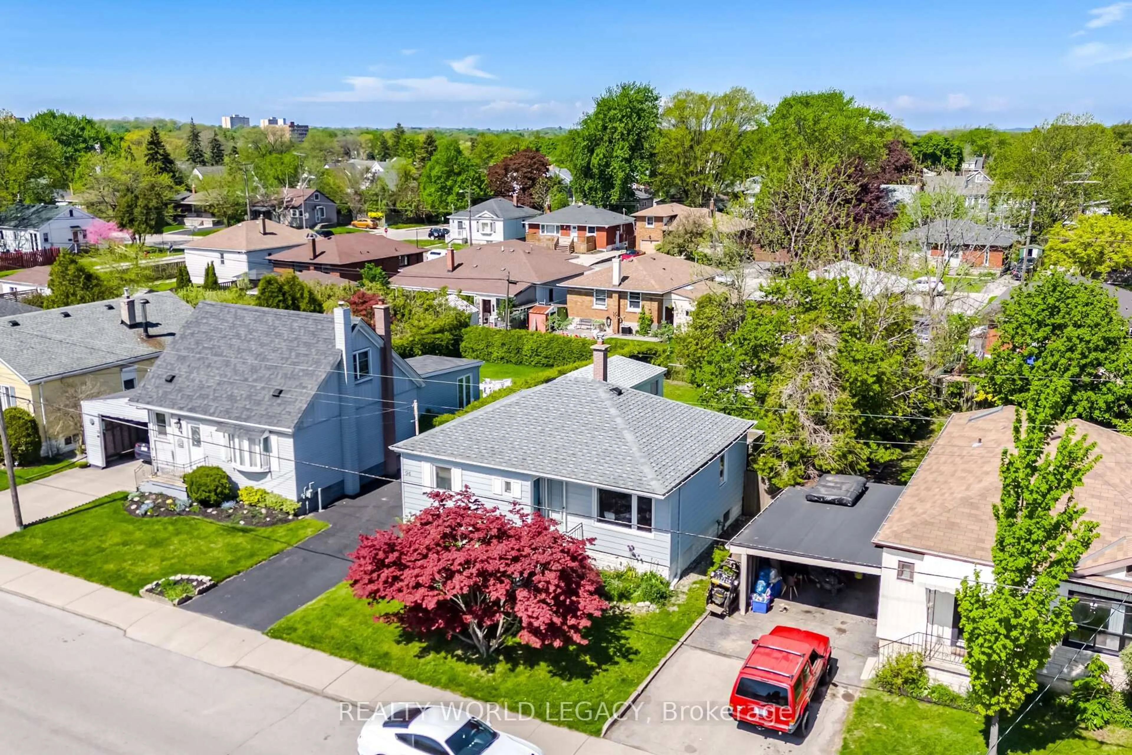 A pic from outside/outdoor area/front of a property/back of a property/a pic from drone, street for 94 Clarendon Ave, Hamilton Ontario L9A 3A3