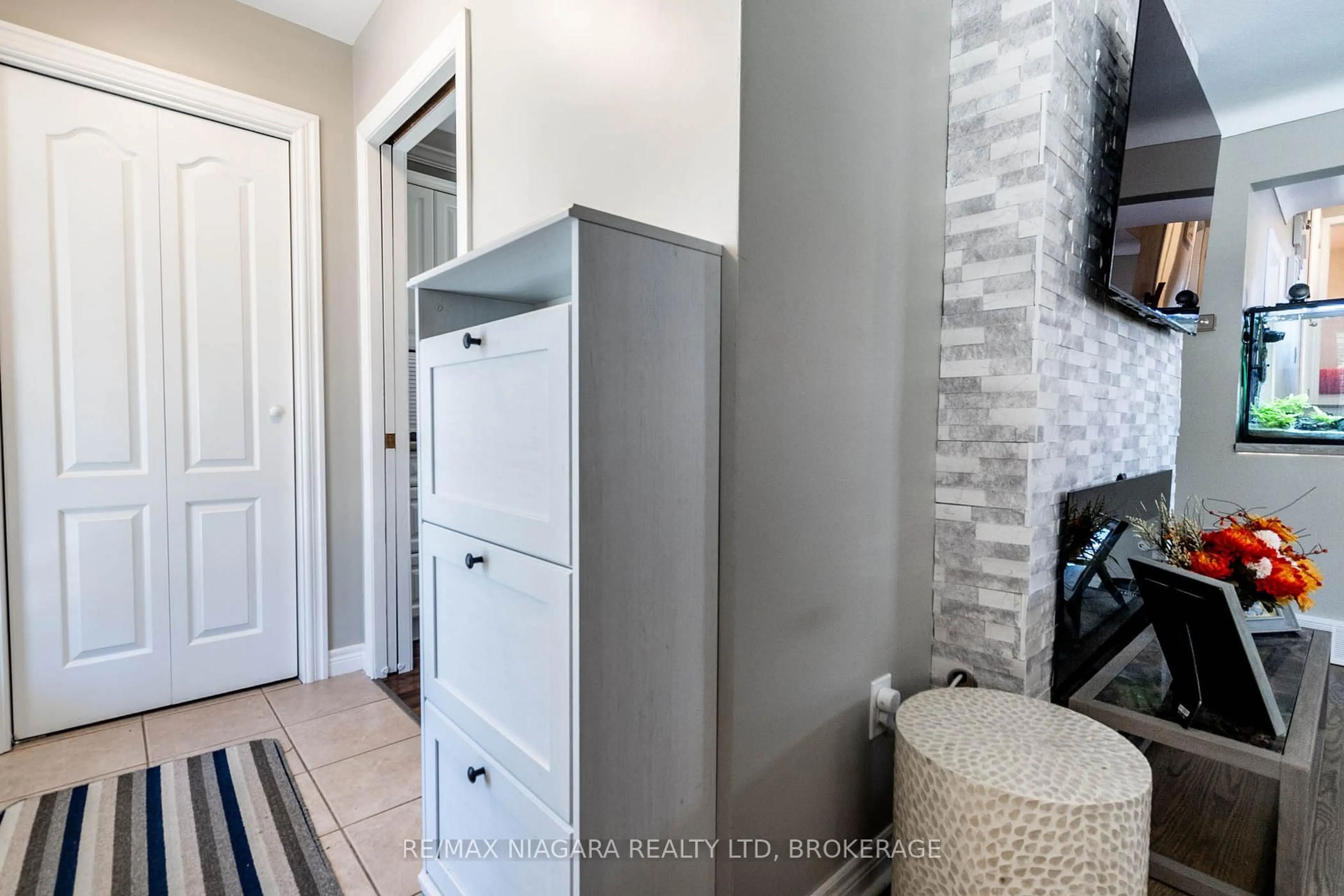 Indoor entryway for 63 WINDWARD St, St. Catharines Ontario L2M 4B9