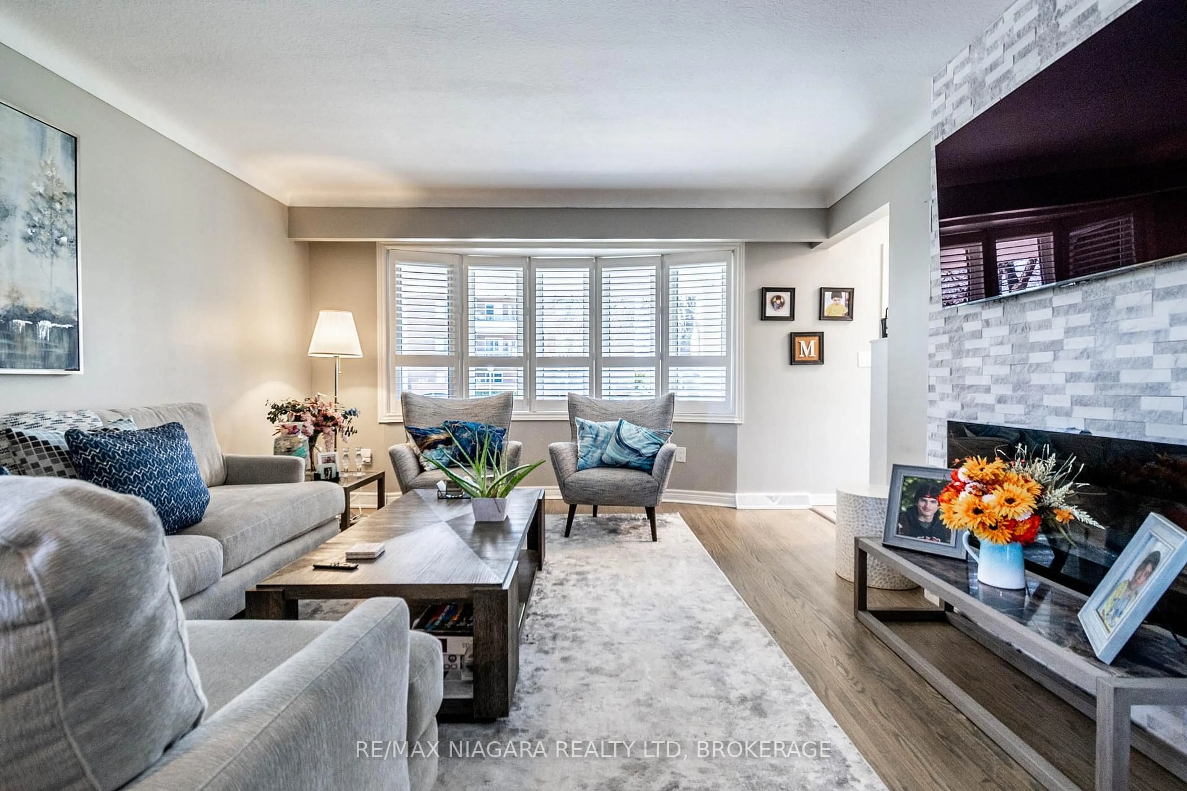Living room with furniture, unknown for 63 WINDWARD St, St. Catharines Ontario L2M 4B9