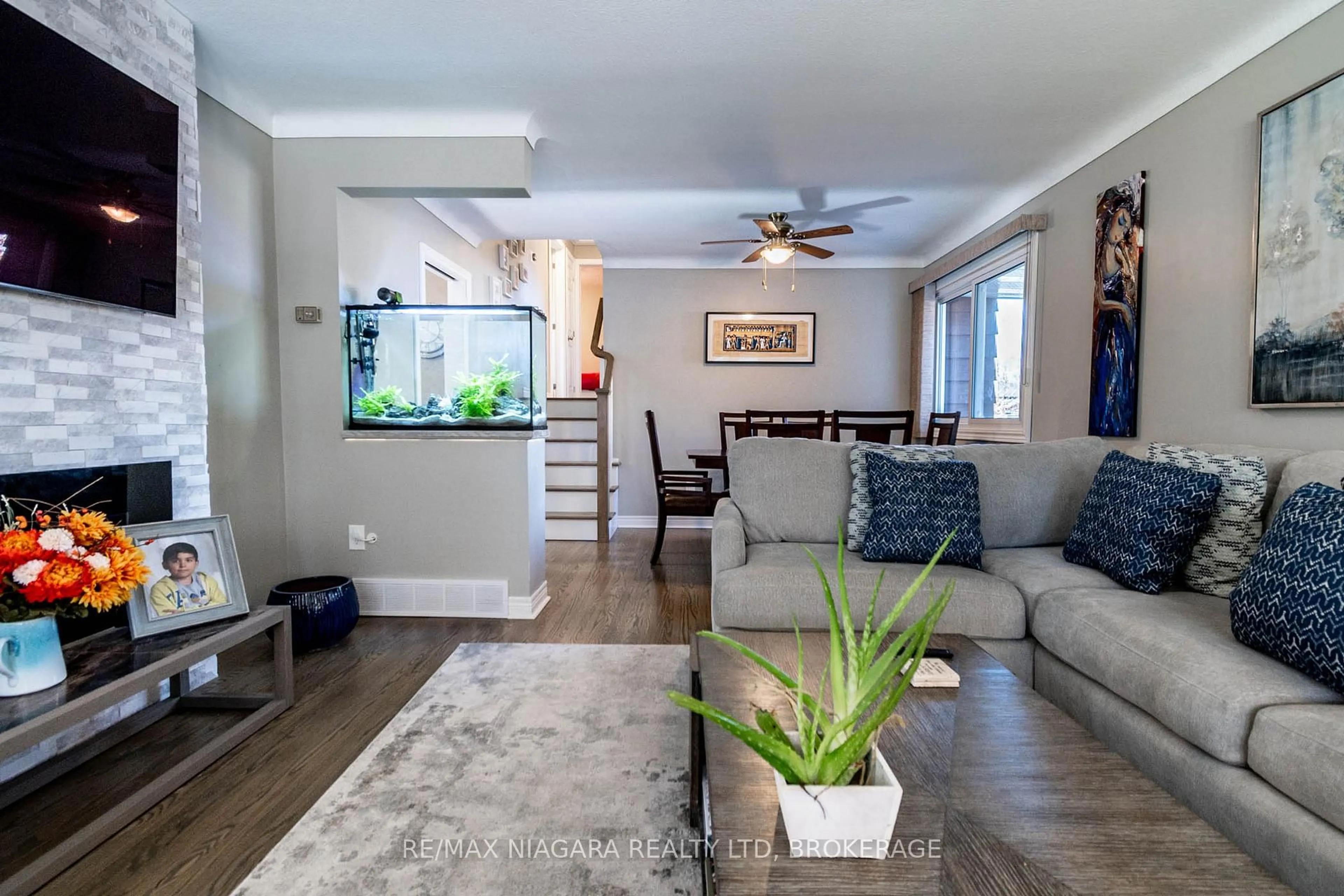 Living room with furniture, unknown for 63 WINDWARD St, St. Catharines Ontario L2M 4B9