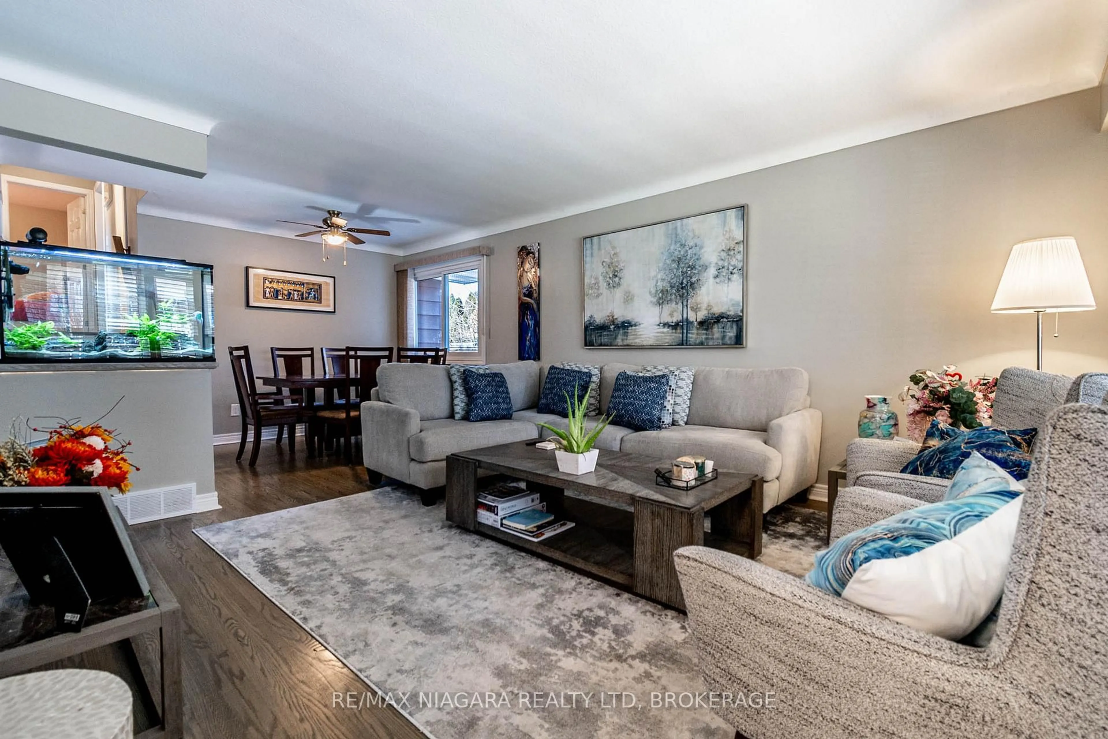 Living room with furniture, unknown for 63 WINDWARD St, St. Catharines Ontario L2M 4B9