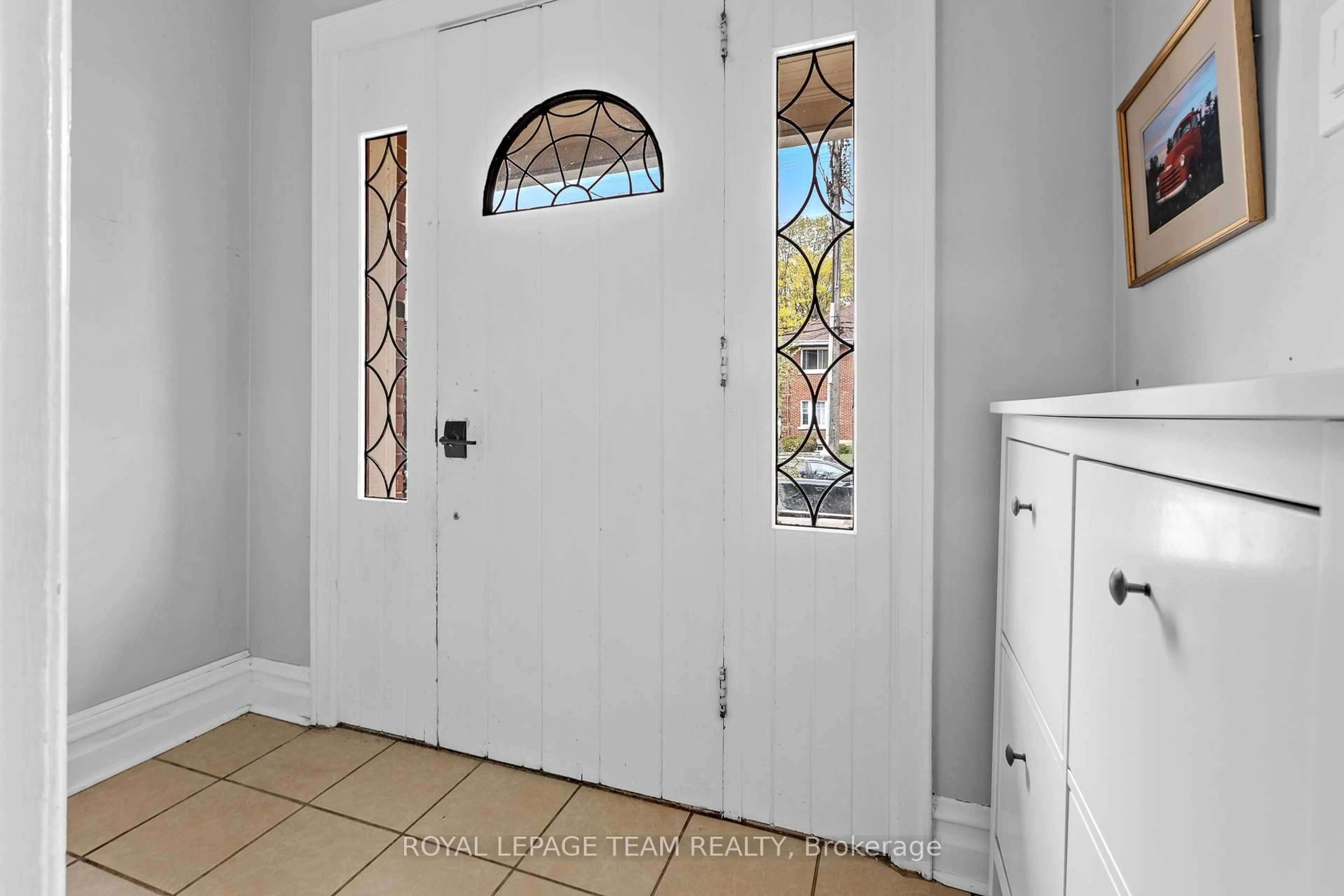 Indoor entryway for 135 Clarendon Ave, Ottawa Ontario K1Y 0R4