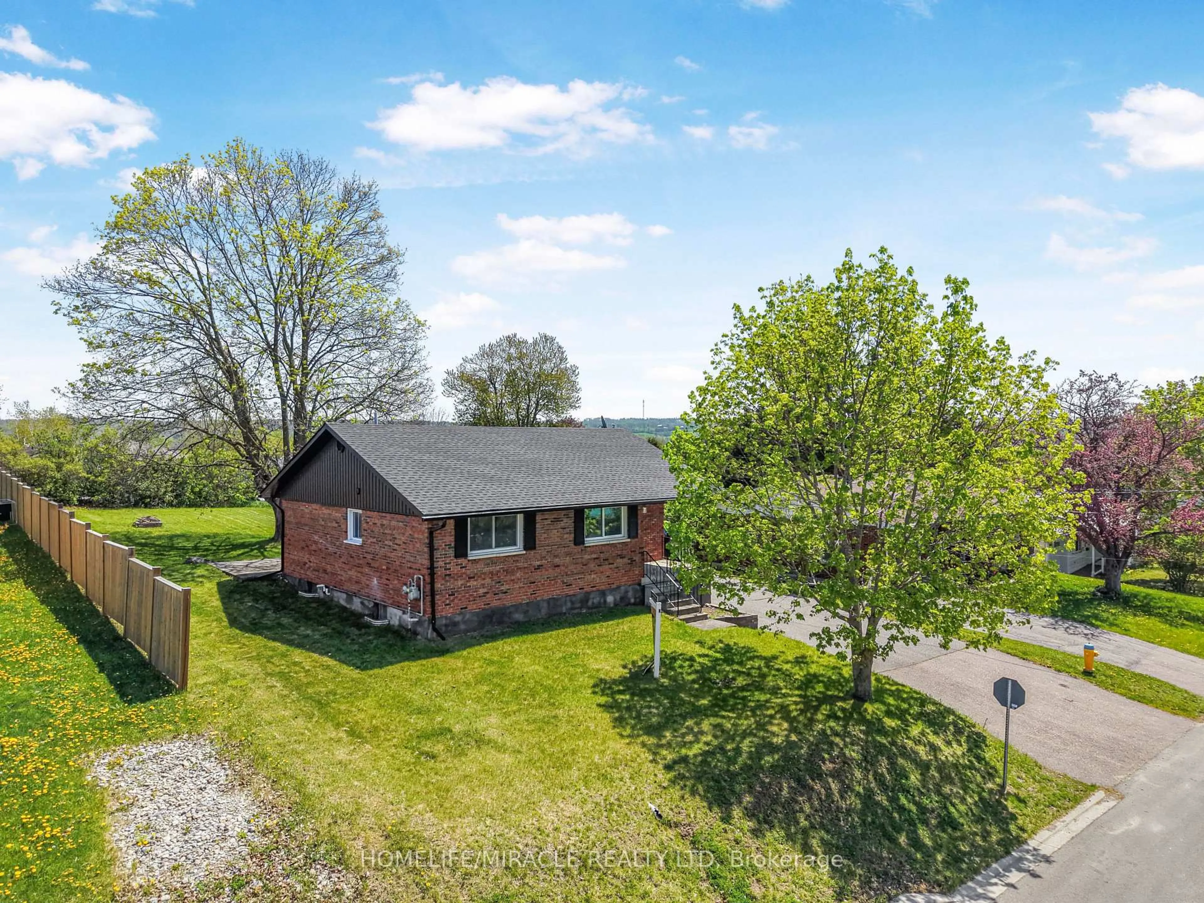 A pic from outside/outdoor area/front of a property/back of a property/a pic from drone, unknown for 207 Baker St, Stirling Ontario K0K 3E0