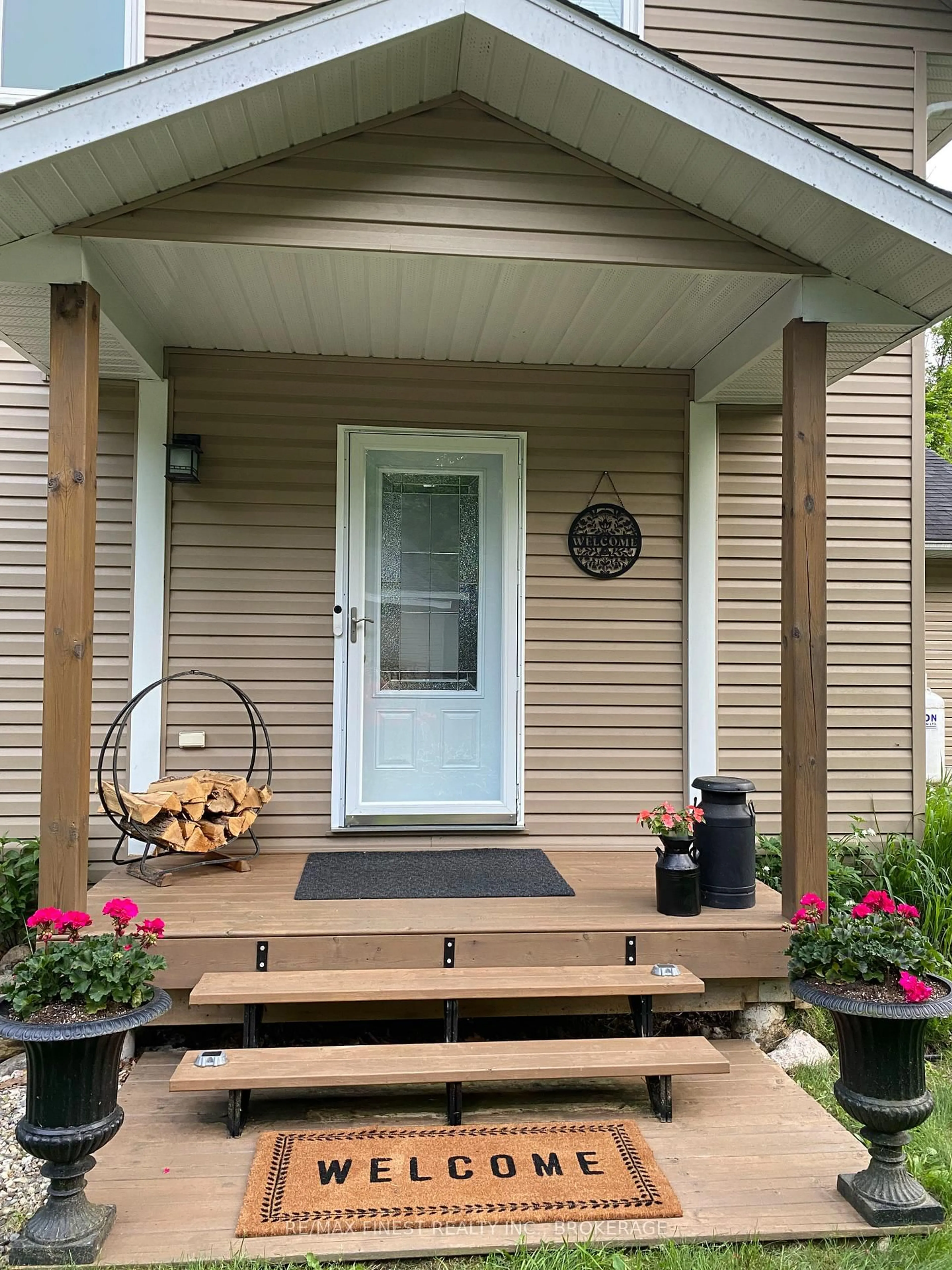 Indoor entryway for 1602 Baker Valley Rd, Arden Ontario K0H 1B0