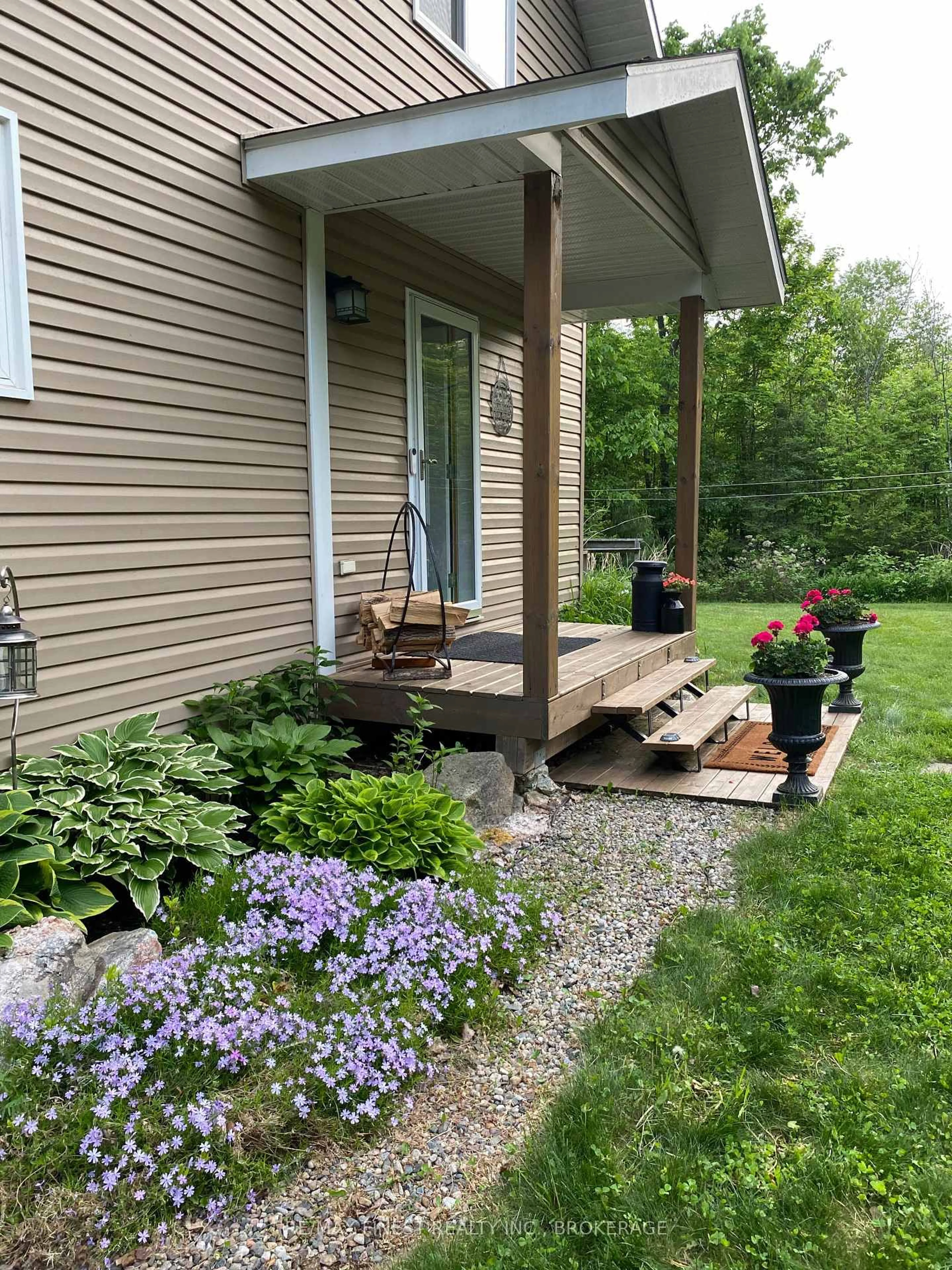 Patio, street for 1602 Baker Valley Rd, Arden Ontario K0H 1B0