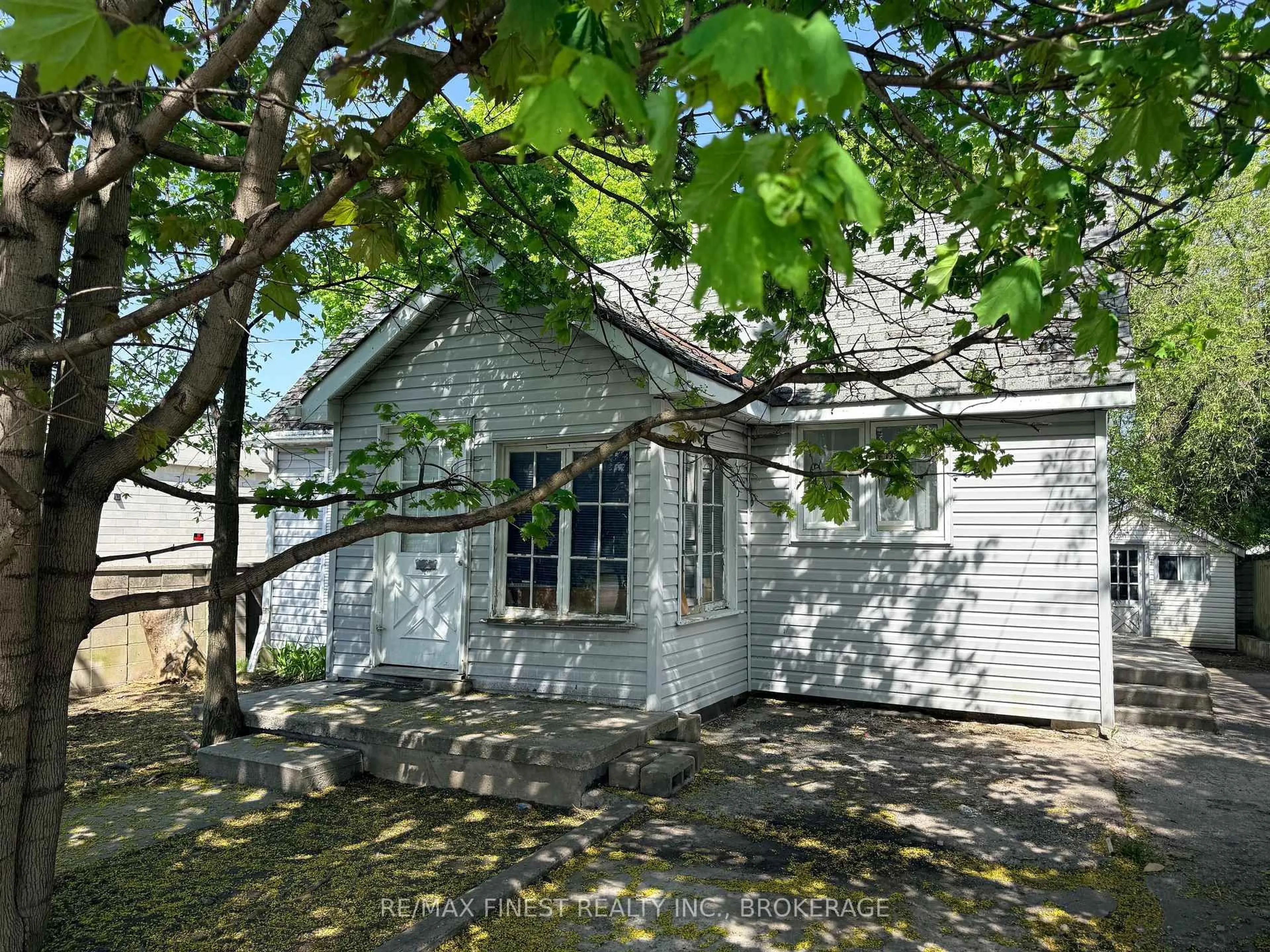 Unknown for 951 Division St, Kingston Ontario K7K 4C8