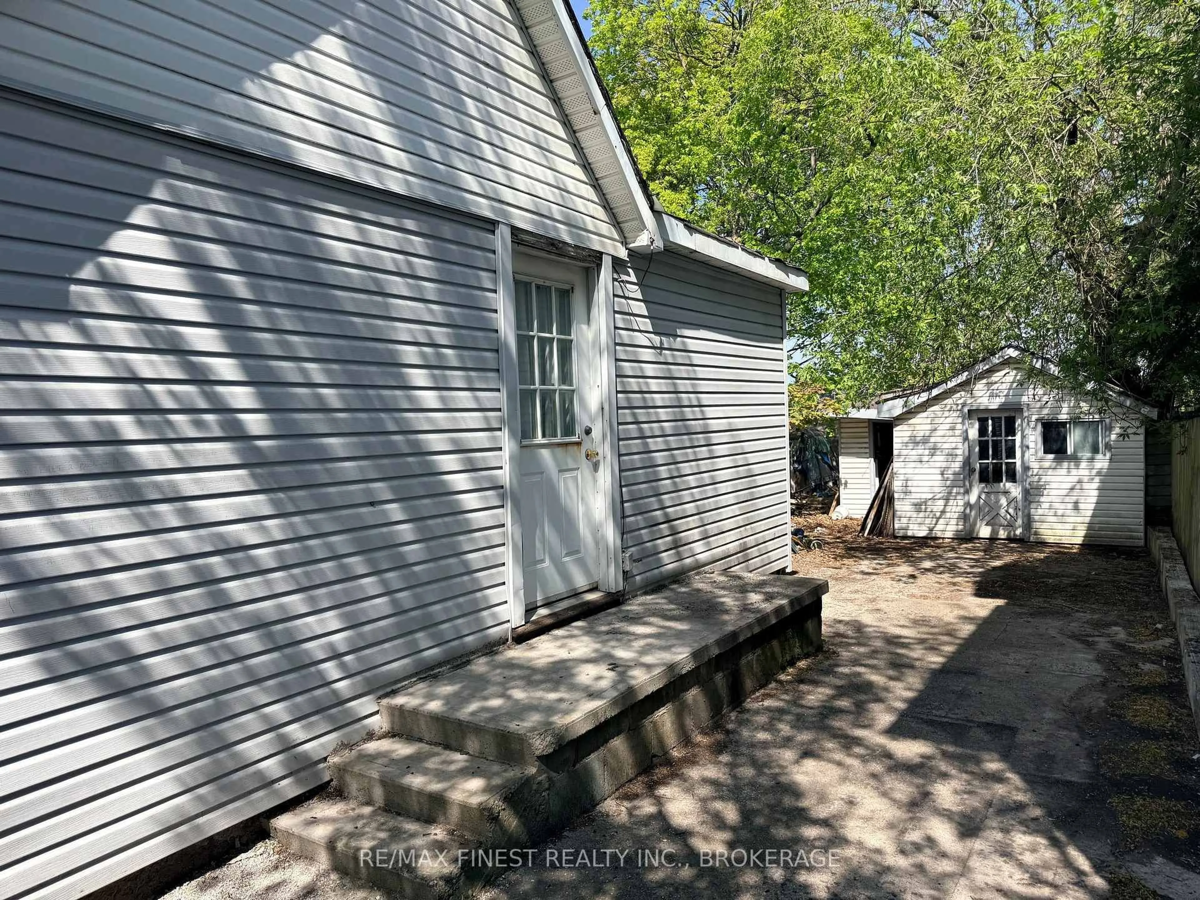 A pic from outside/outdoor area/front of a property/back of a property/a pic from drone, street for 951 Division St, Kingston Ontario K7K 4C8