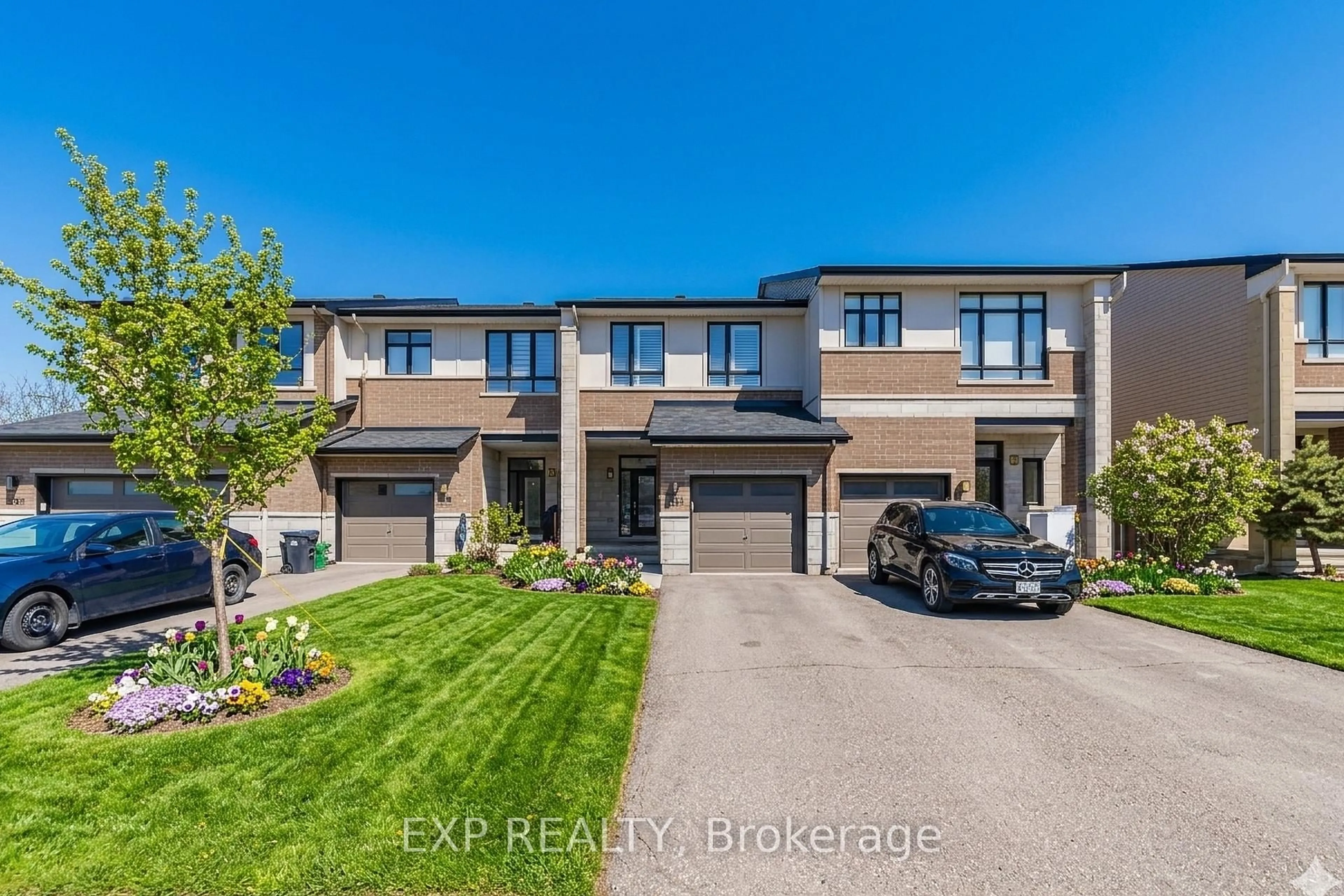A pic from outside/outdoor area/front of a property/back of a property/a pic from drone, street for 605 Tennant Way, Ottawa Ontario K4M 0C6
