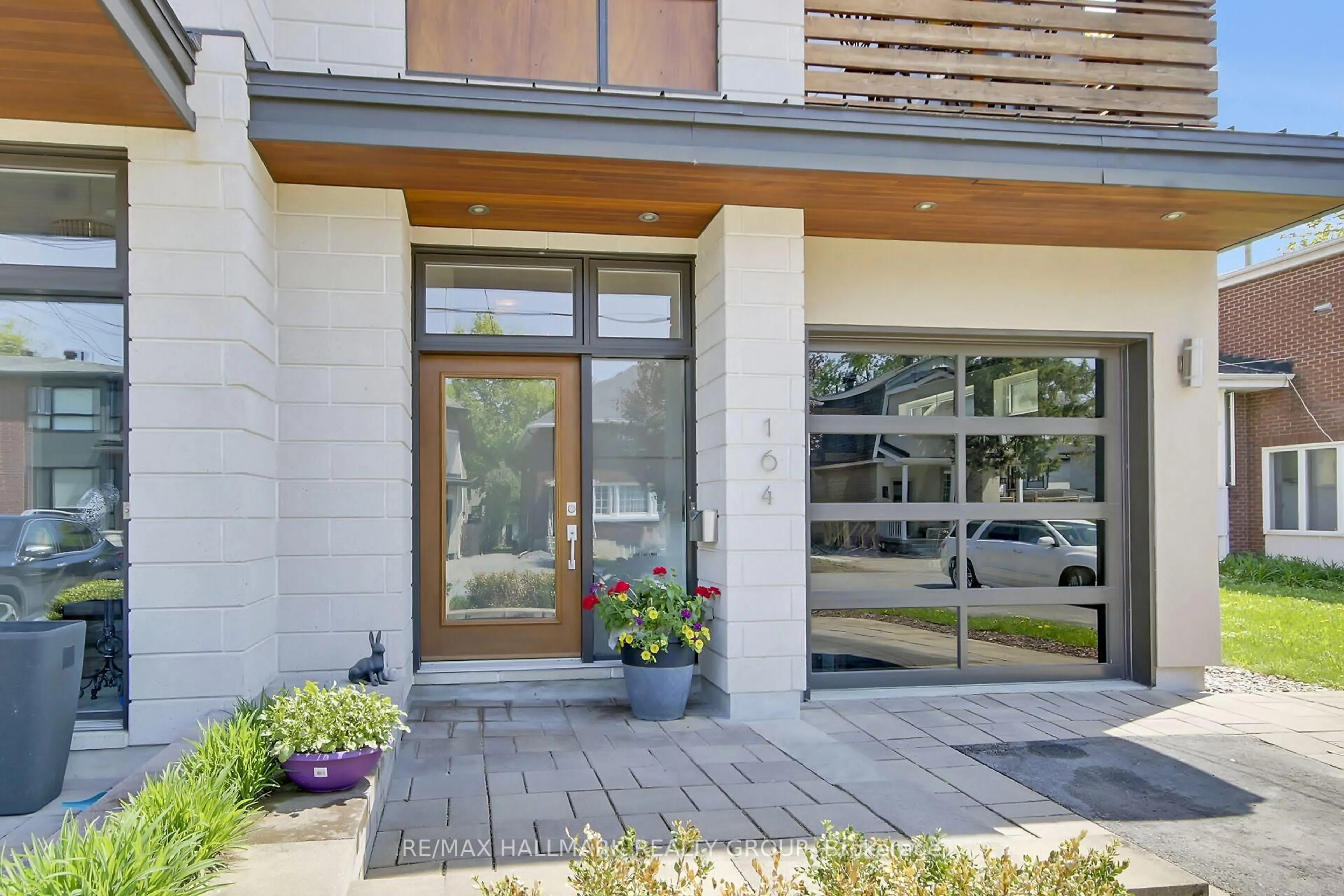 Indoor entryway for 164 Geoffrey St, Ottawa Ontario K1Z 7A8