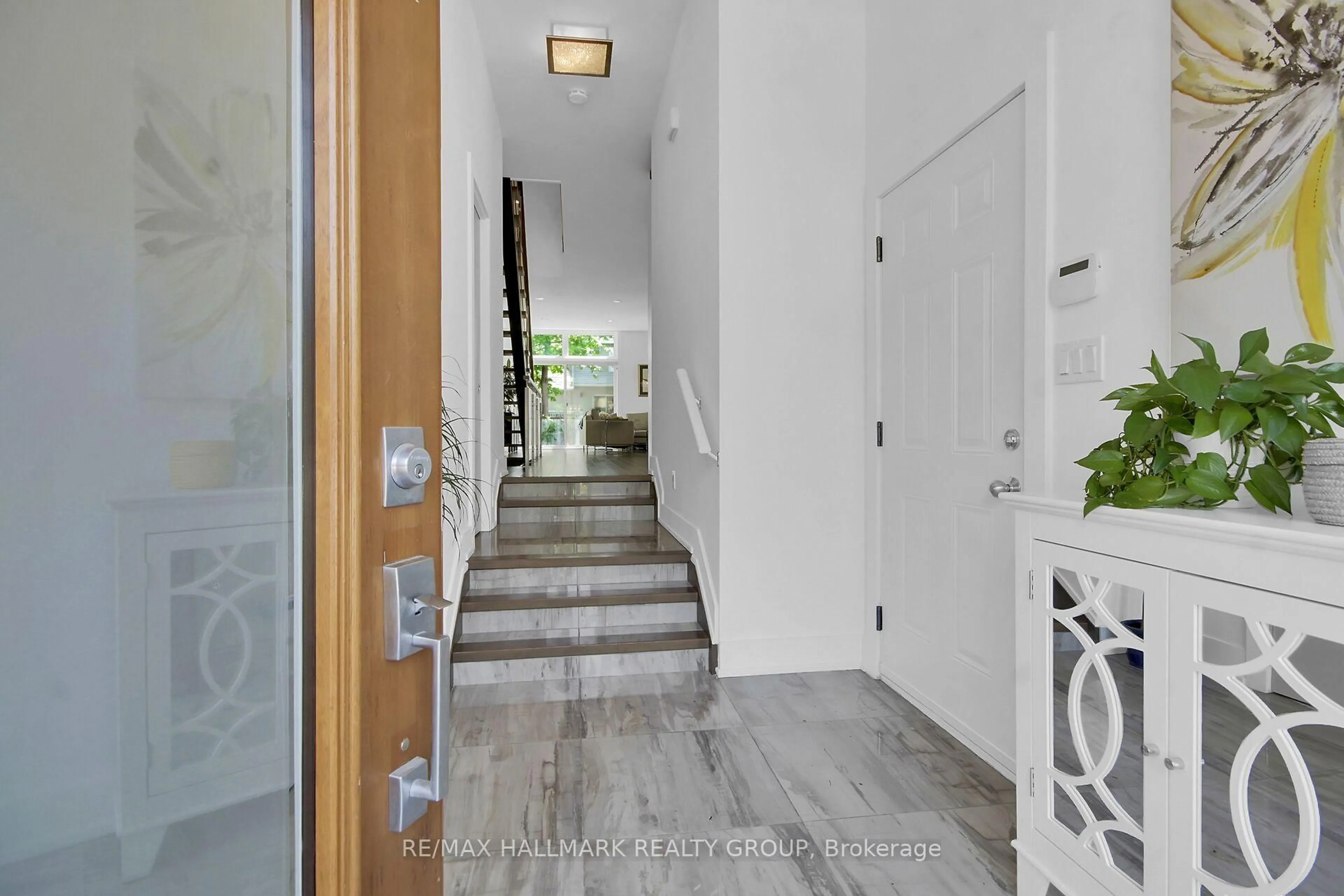 Indoor entryway for 164 Geoffrey St, Ottawa Ontario K1Z 7A8