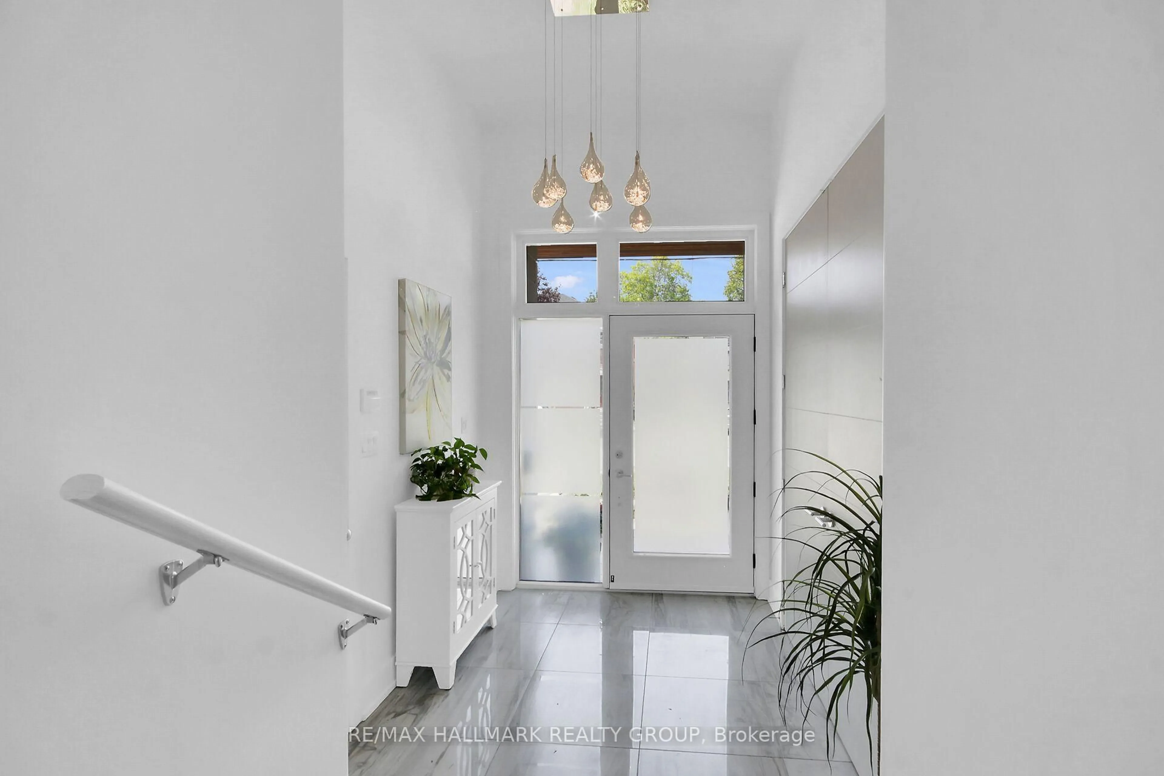 Indoor entryway for 164 Geoffrey St, Ottawa Ontario K1Z 7A8
