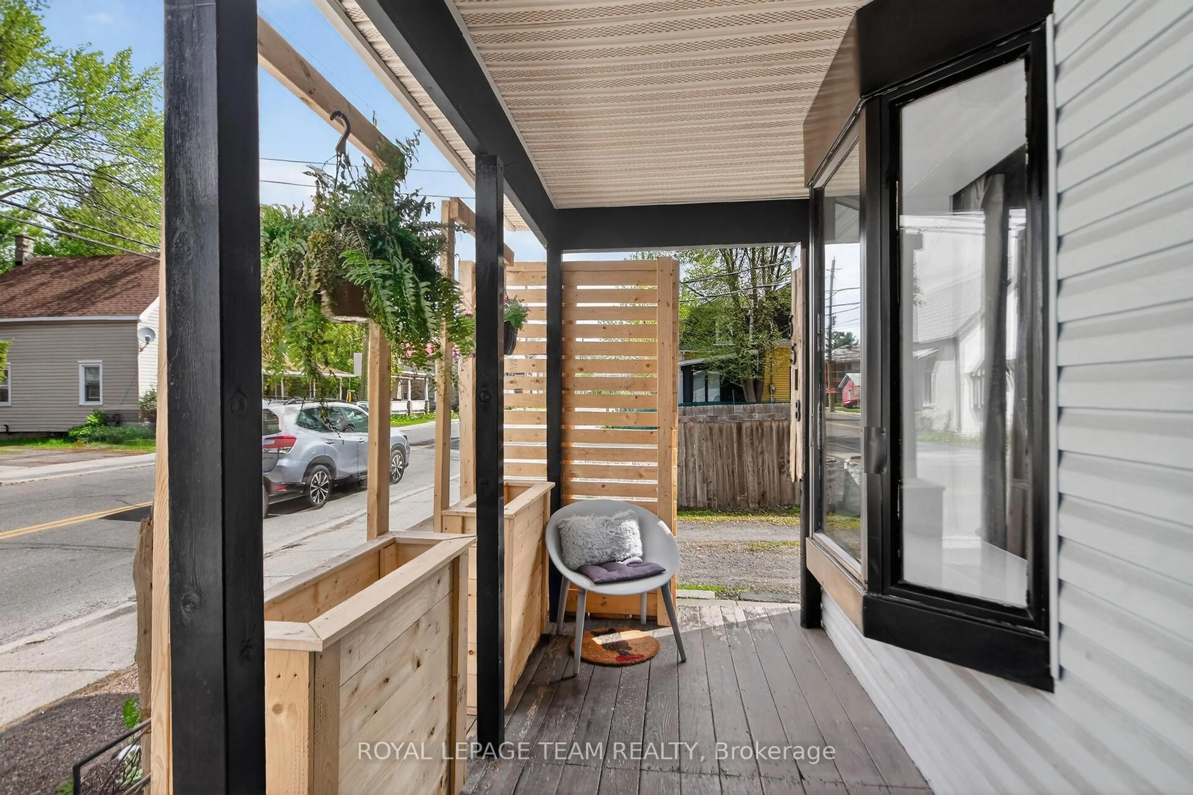 Indoor entryway for 5518 Osgoode Main St, Osgoode Ontario K0A 2W0