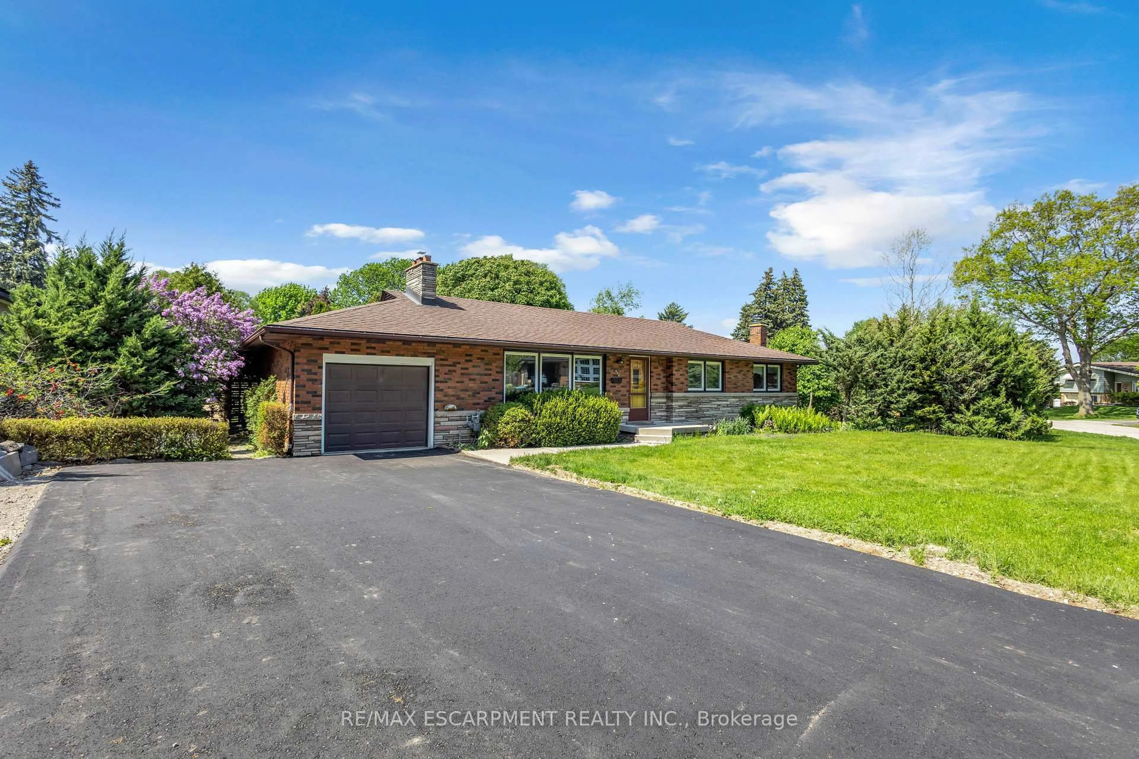 A pic from outside/outdoor area/front of a property/back of a property/a pic from drone, street for 626 Iroquois Ave, Hamilton Ontario L9G 3B4