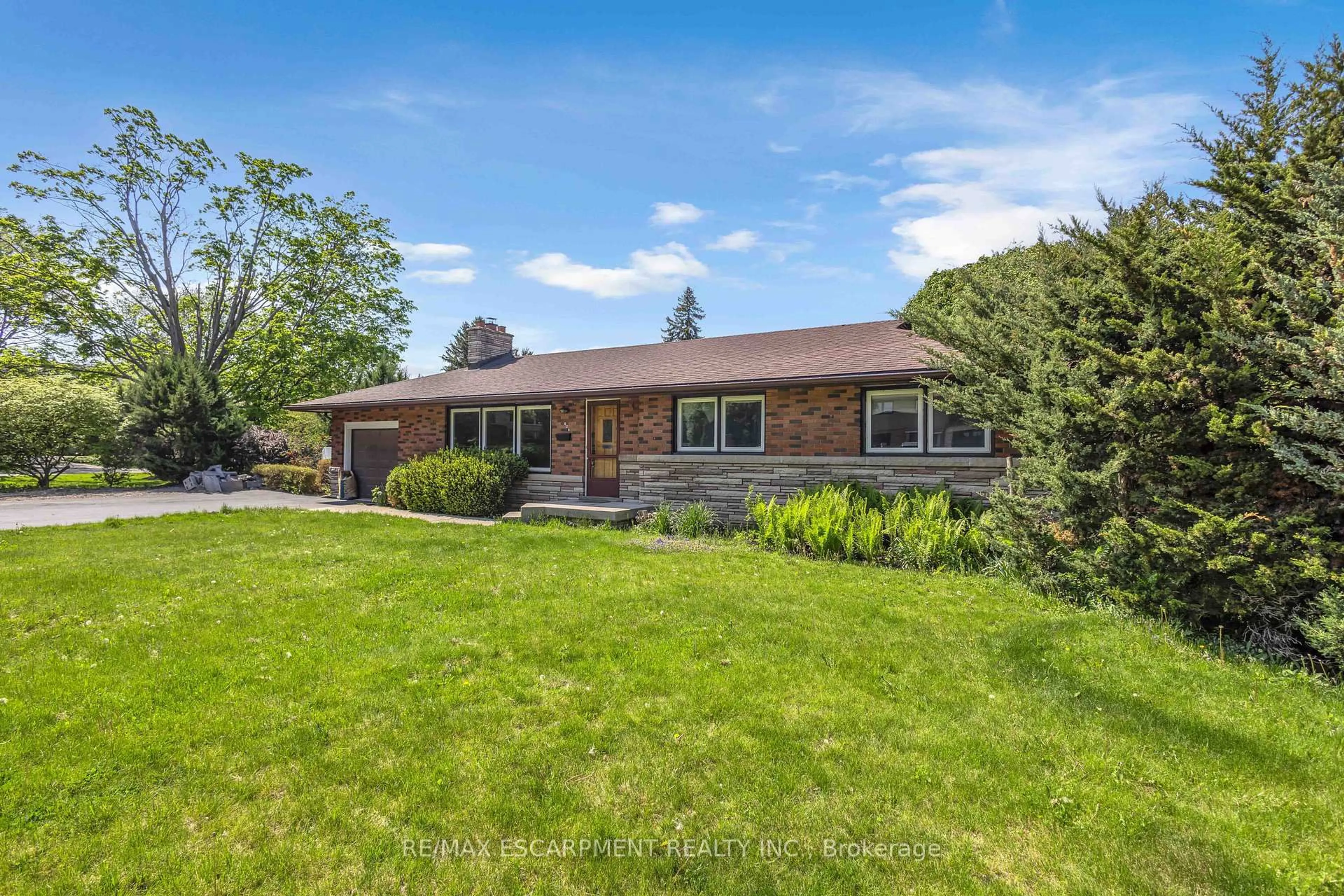 Home with brick exterior material, unknown for 626 Iroquois Ave, Hamilton Ontario L9G 3B4