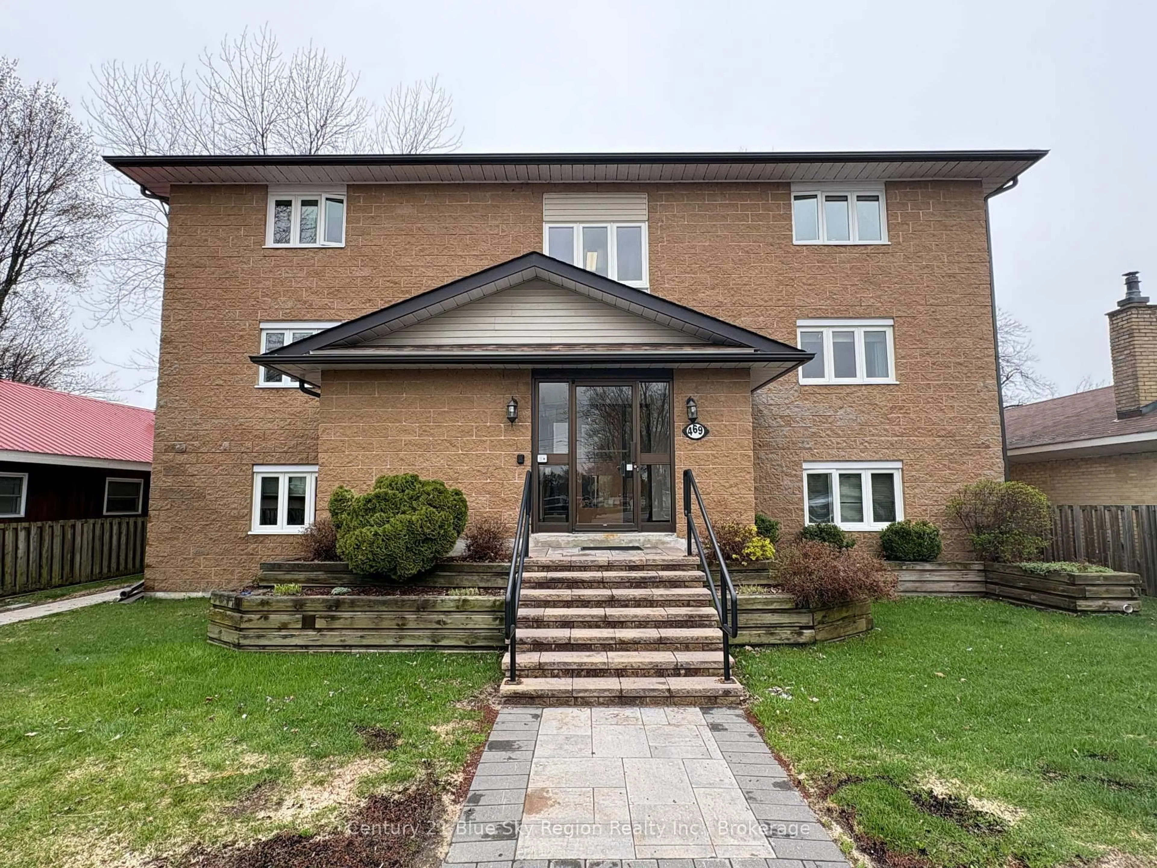 A pic from outside/outdoor area/front of a property/back of a property/a pic from drone, building for 469 Lakeshore Dr #301, North Bay Ontario P1A 2E2