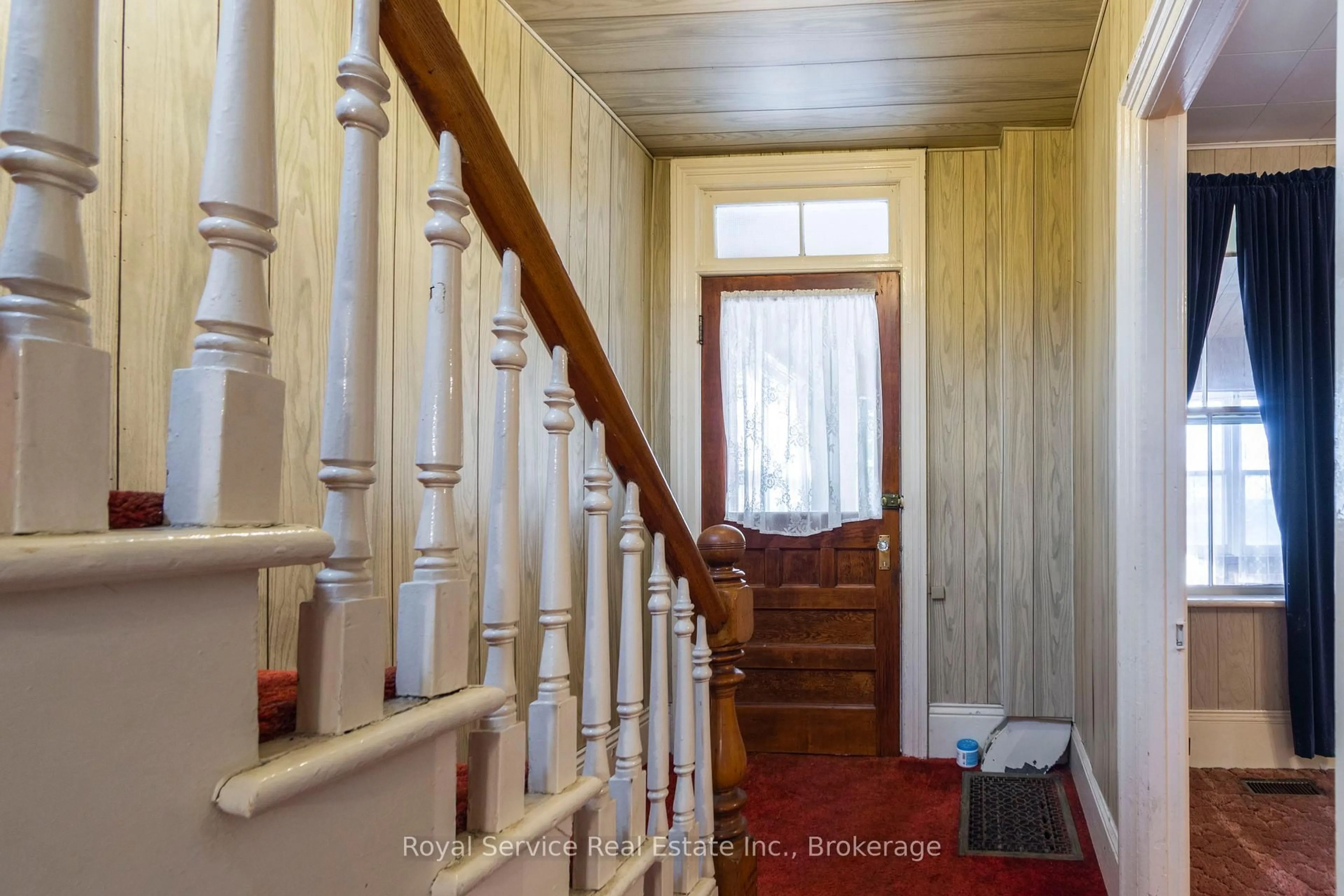 Indoor foyer for 370 Division St, Cobourg Ontario K9A 3R6