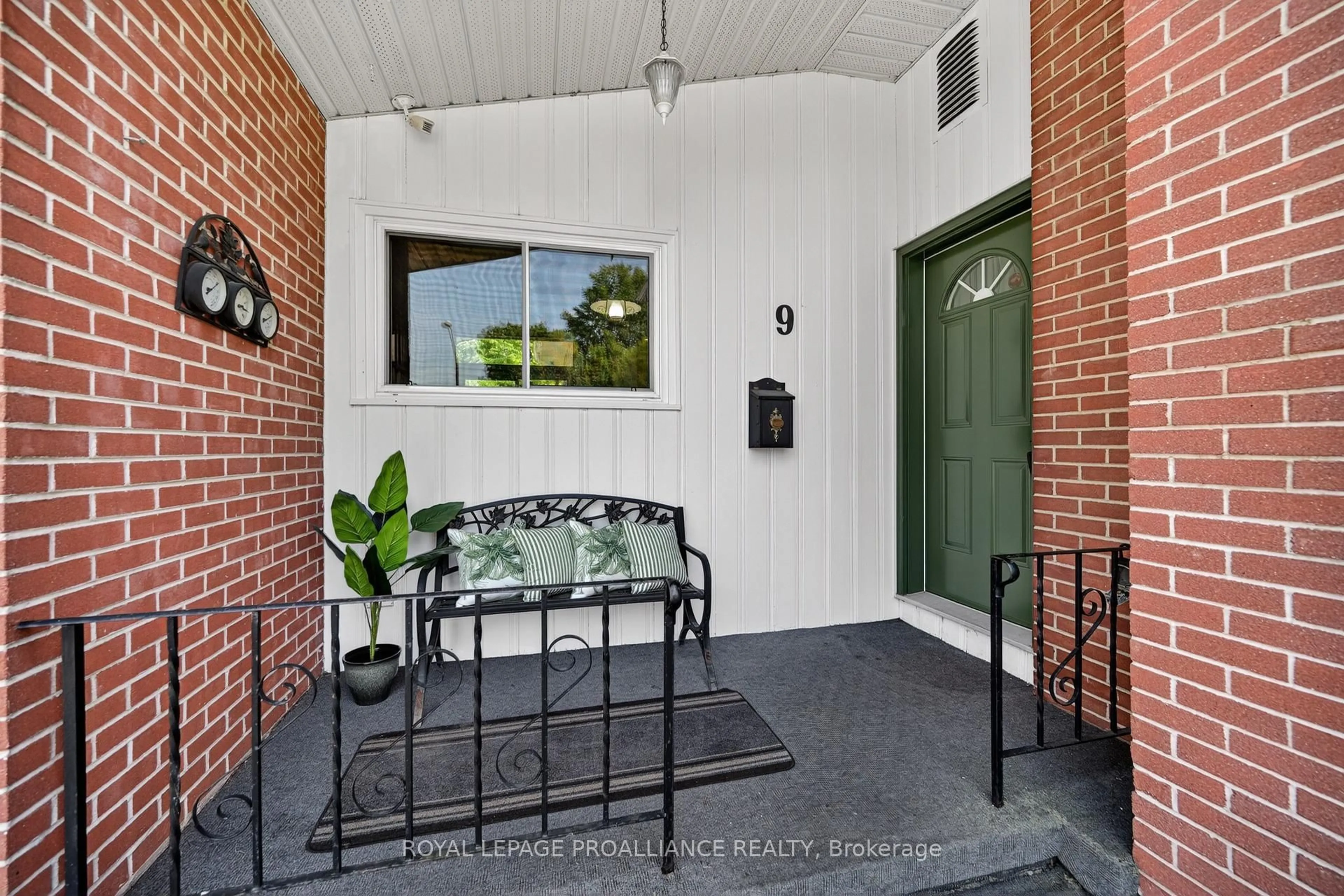 Indoor entryway for 9 Winters Crt, Brockville Ontario K6V 1T8