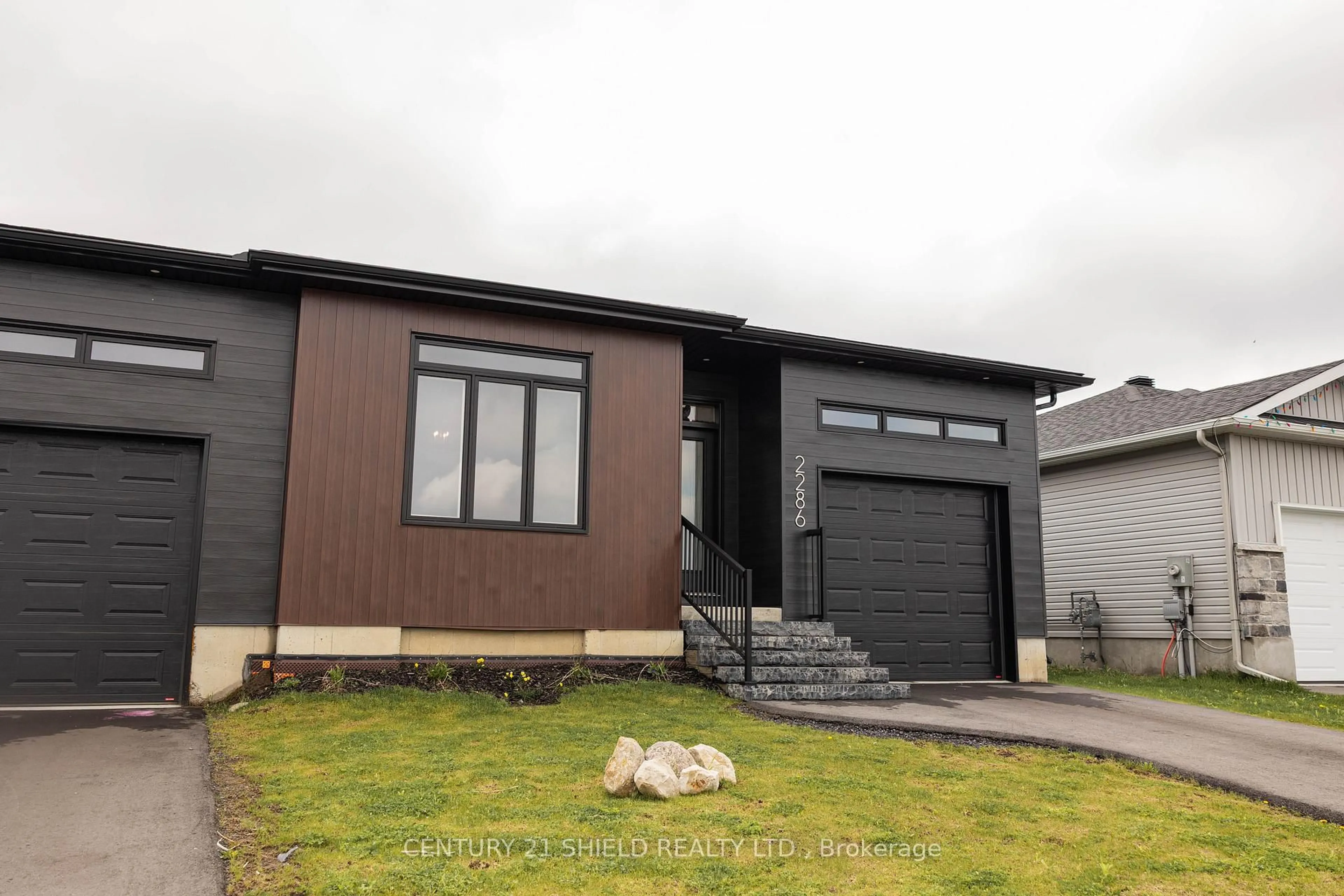 Home with vinyl exterior material, street for 2286 Crewson Crt, Cornwall Ontario K6H 0H5