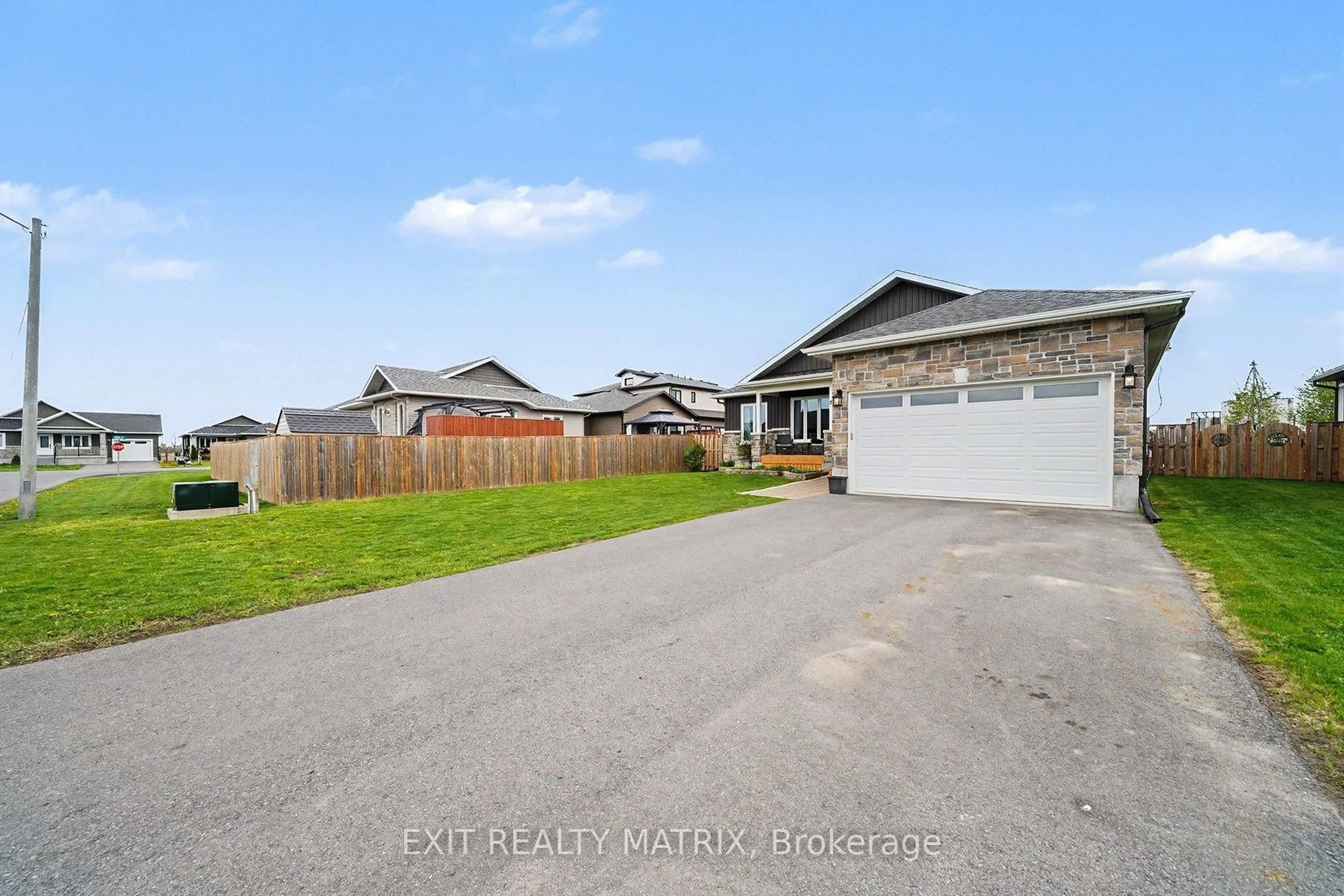 A pic from outside/outdoor area/front of a property/back of a property/a pic from drone, street for 19 Wintonia Dr, North Dundas Ontario K0C 2K0