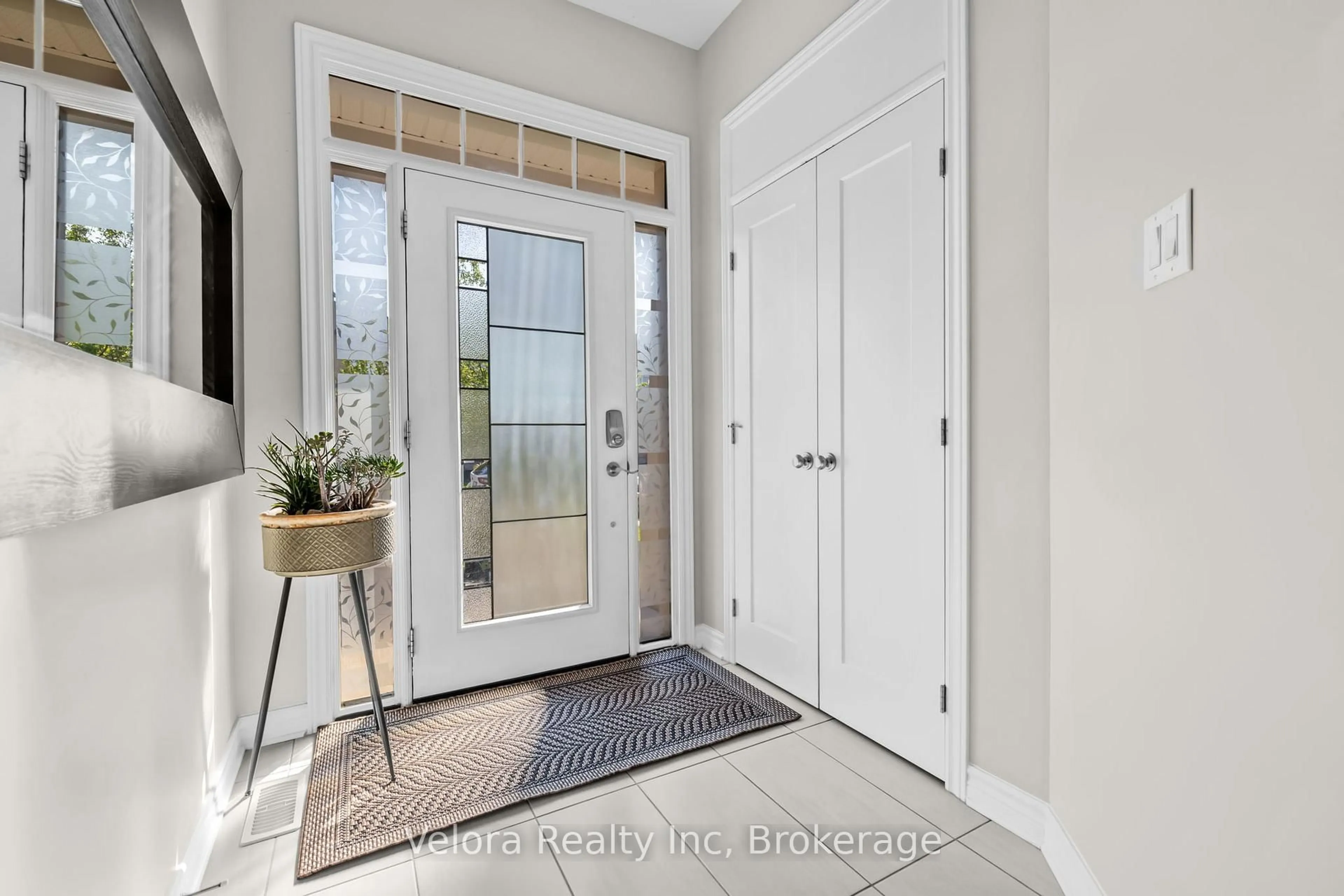 Indoor entryway for 352 Warmstone Dr, Ottawa Ontario K2S 0W3