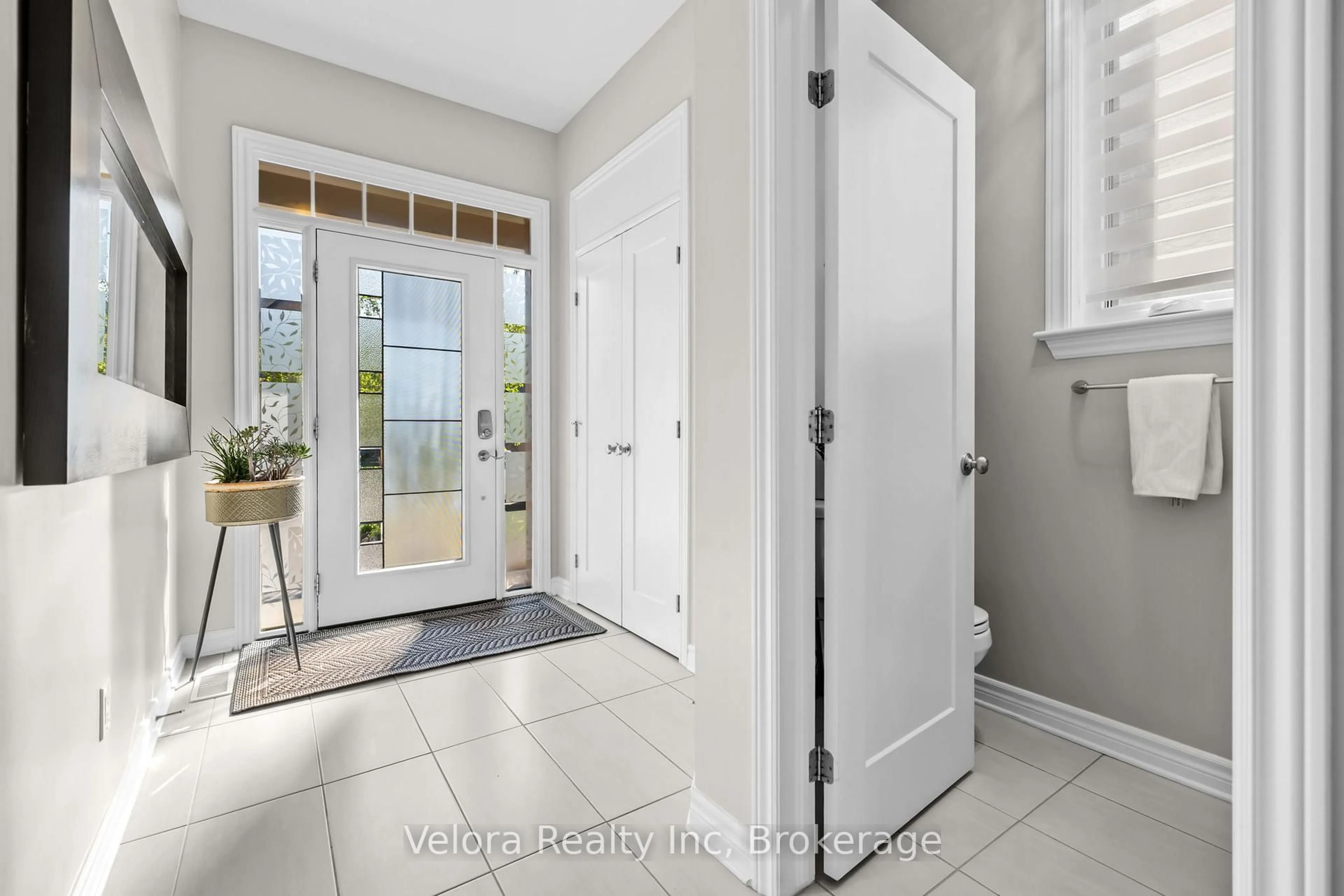 Indoor entryway for 352 Warmstone Dr, Ottawa Ontario K2S 0W3