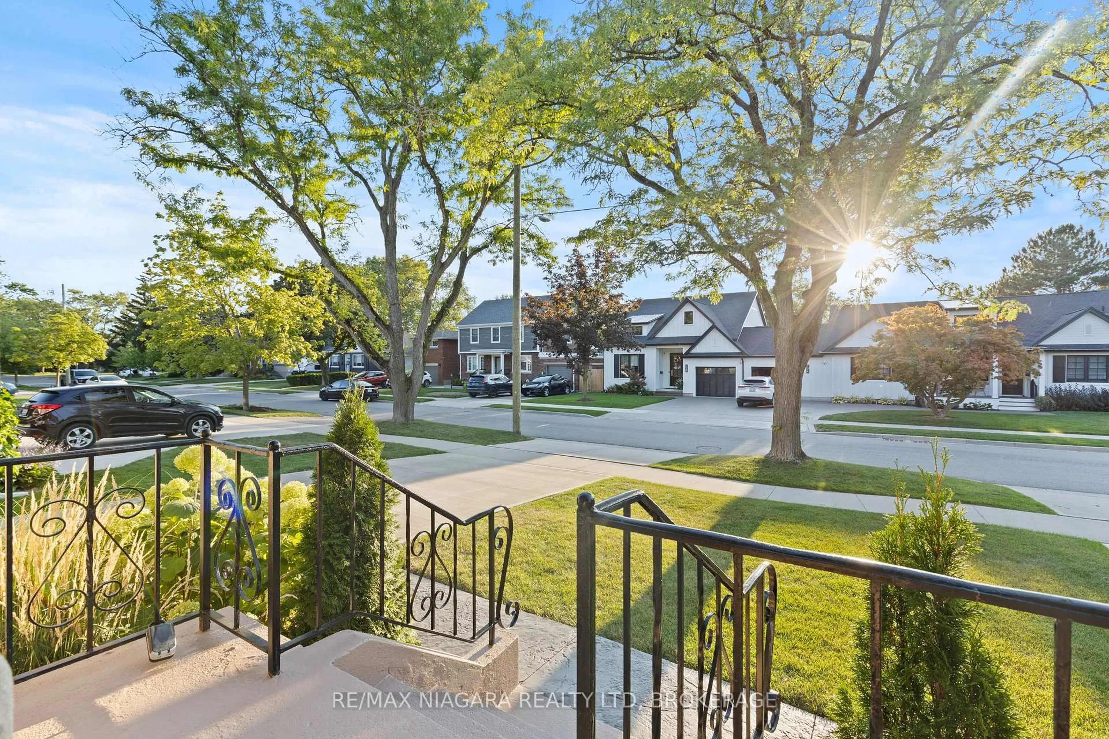 A pic from outside/outdoor area/front of a property/back of a property/a pic from drone, street for 123 SOUTH Dr, St. Catharines Ontario L2R 4W1